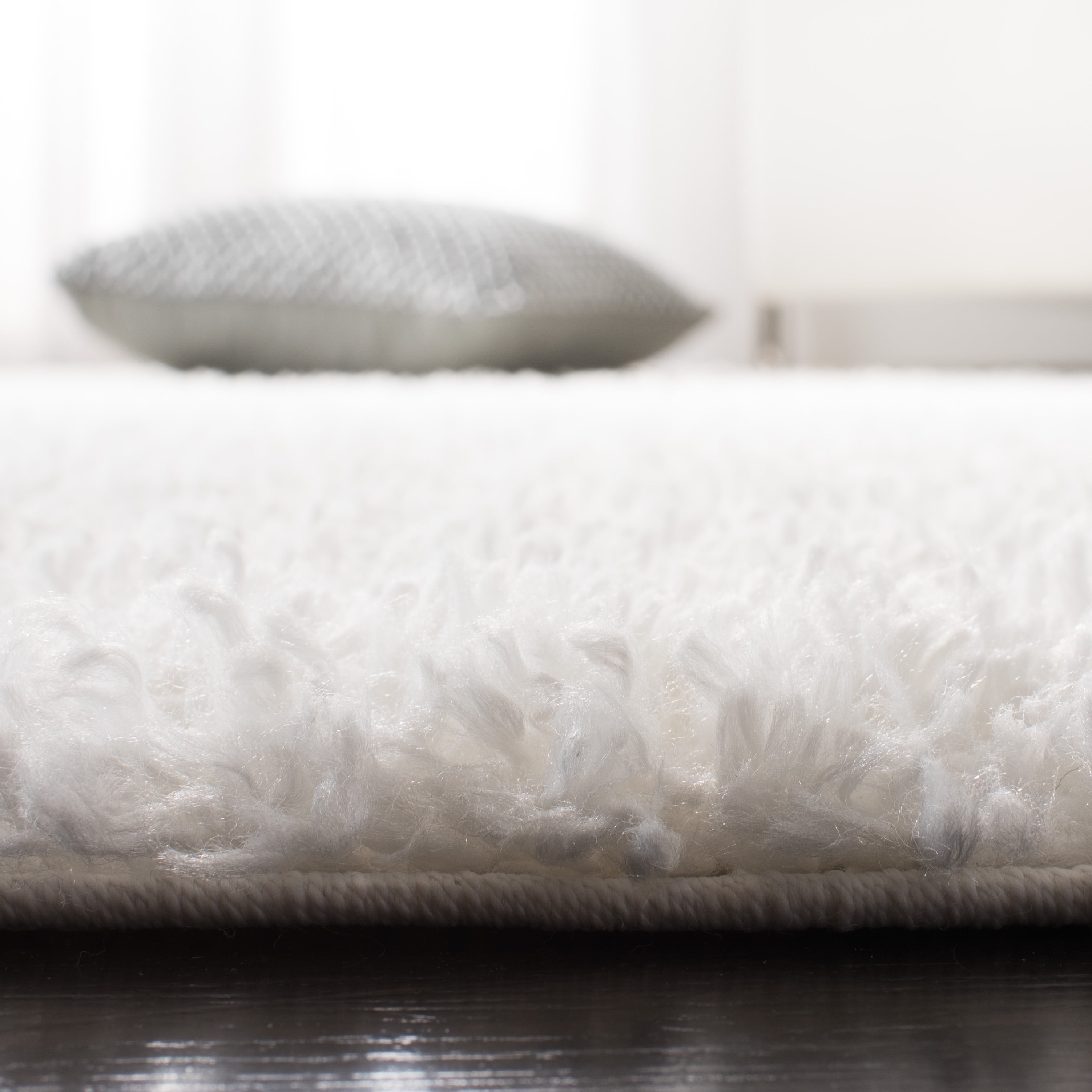 SAFAVIEH August Sophia Solid Plush Shag Area Rug, White, 6'7" x 6'7" Square - Image 4