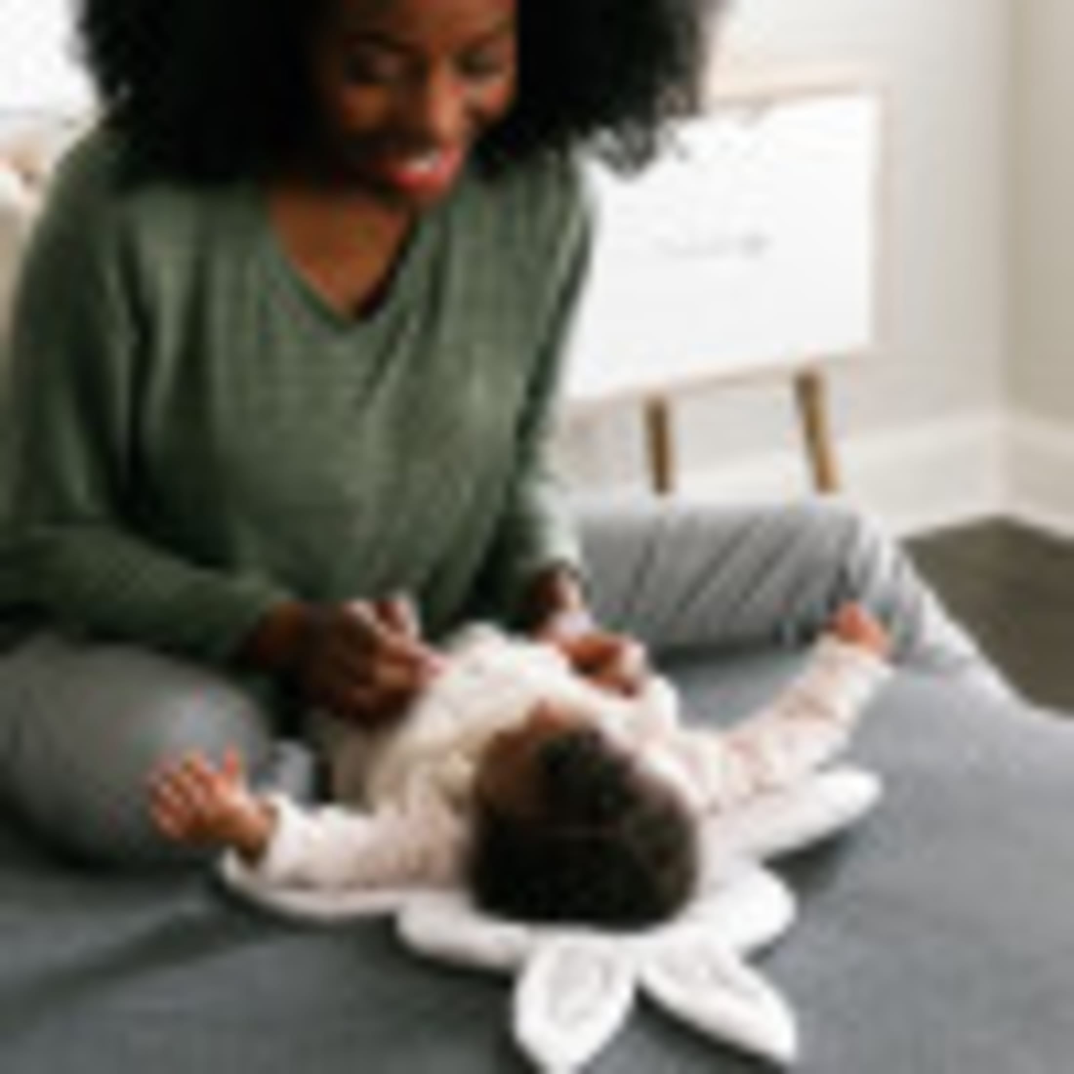 Ingenuity InLighten Twinkle Tails Vibrating Infant Baby Bouncer with Lightning Toy Bar and Pillow - Image 3