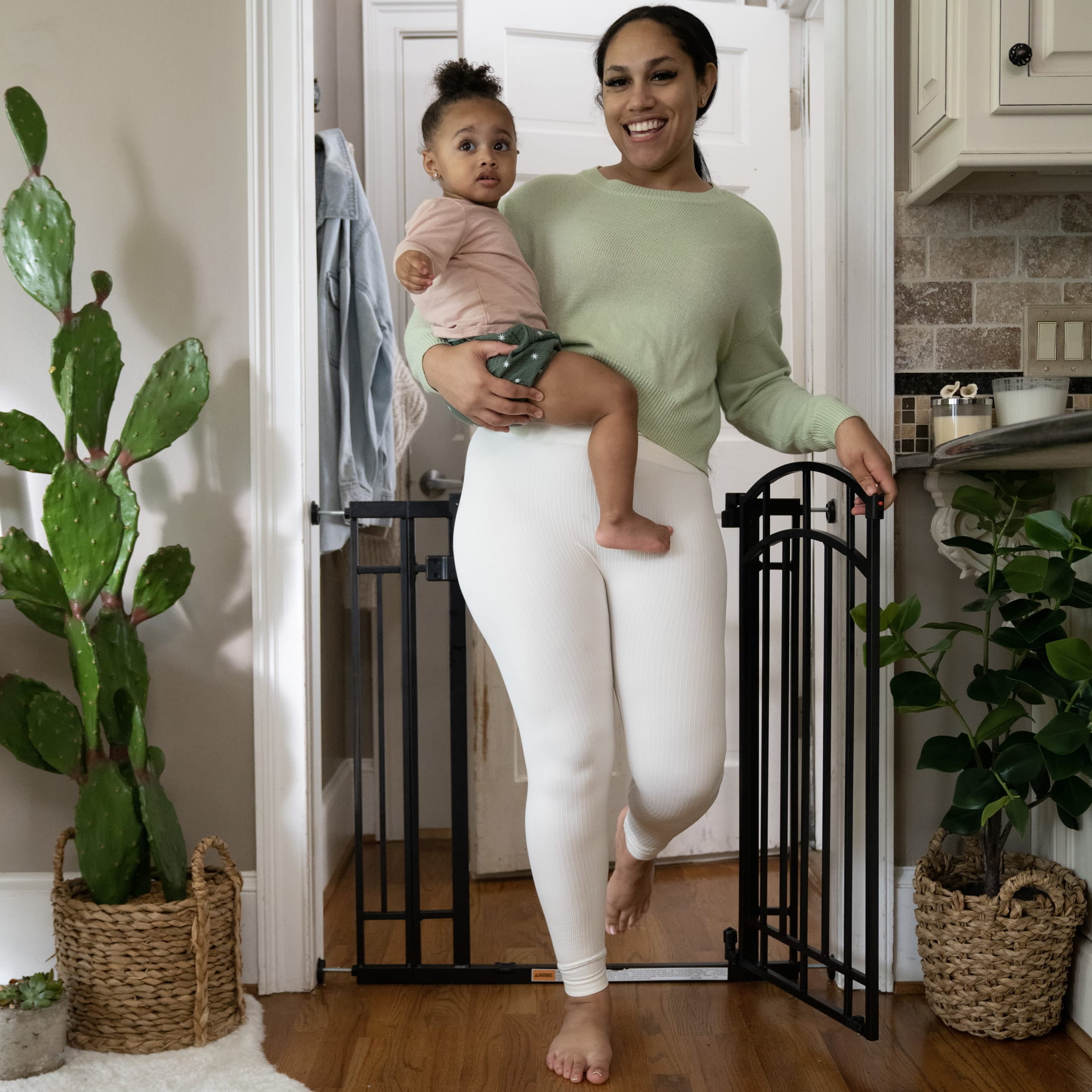 Ingenuity The Doorway 48W Series Safety Pet and Baby Gate, 28.5'-48' Wide, 36' Tall - Black - Image 12