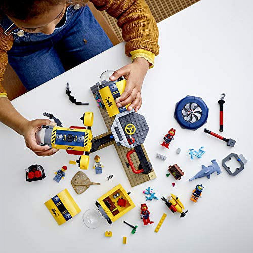 LEGO City Ocean Exploration Base Playset 60265, with Submarine, Underwater Drone, Diver, Sub Pilot, Scientist and 2 Diver Minifigures, Plus Stingray and Hammerhead Shark Figures (497 Pieces) - Image 3