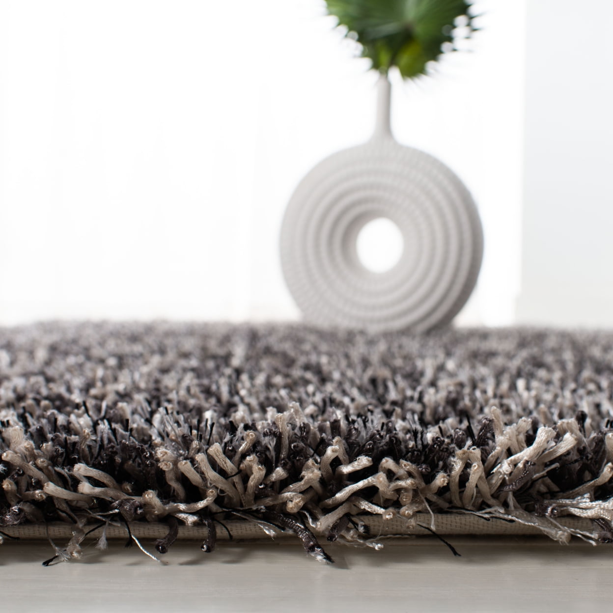 SAFAVIEH New Orleans Darius Solid Polyester Shag Area Rug, Platinum/Ivory, 3' x 5' - Image 5