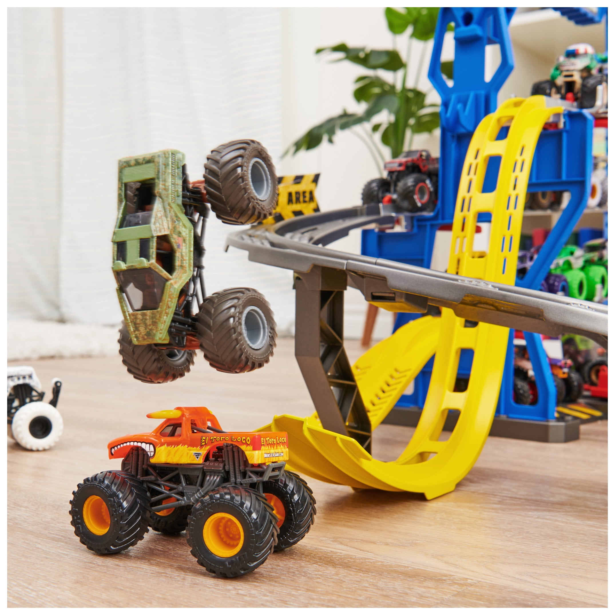 Monster Jam Garage Playset and Storage - Image 6