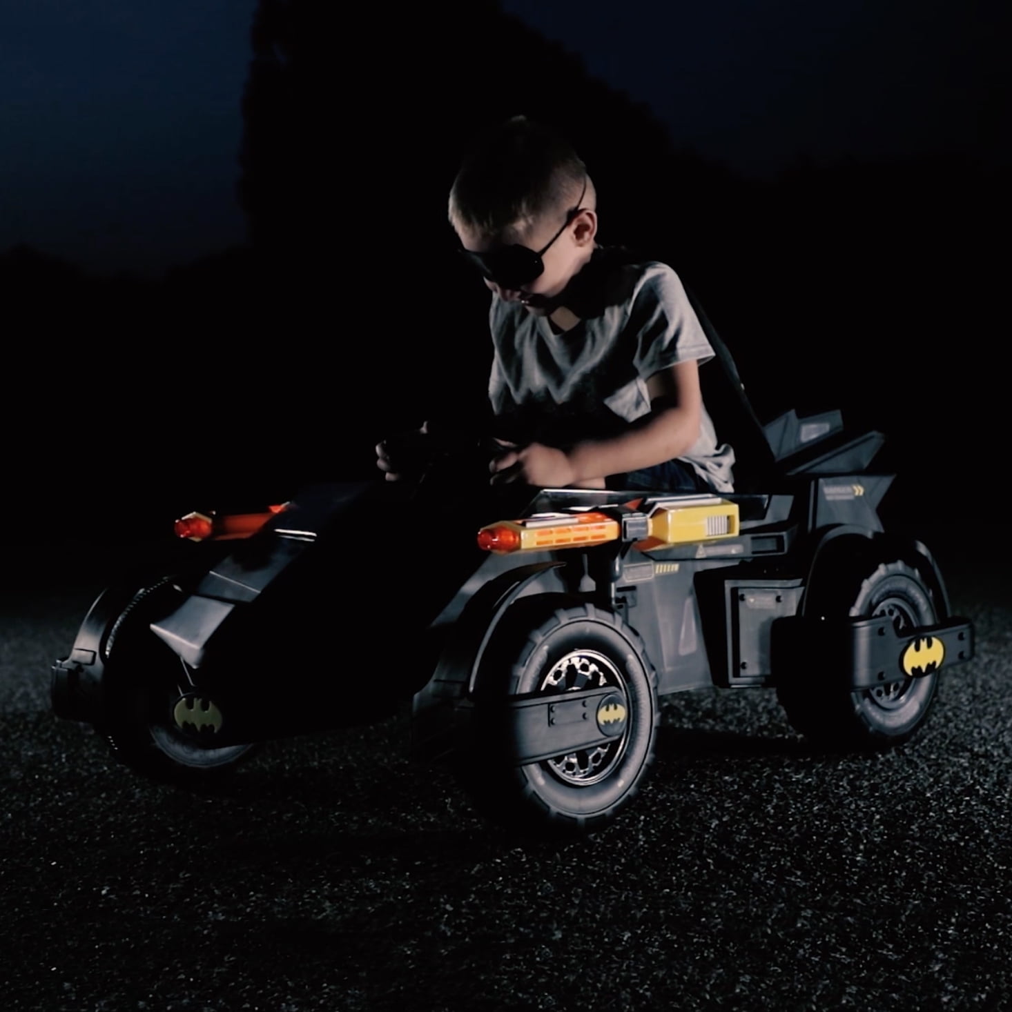 6 Volt DC Comics Batman Batmobile Battery Powered Ride-on - Features Light up Cannons and Sounds! - Image 9