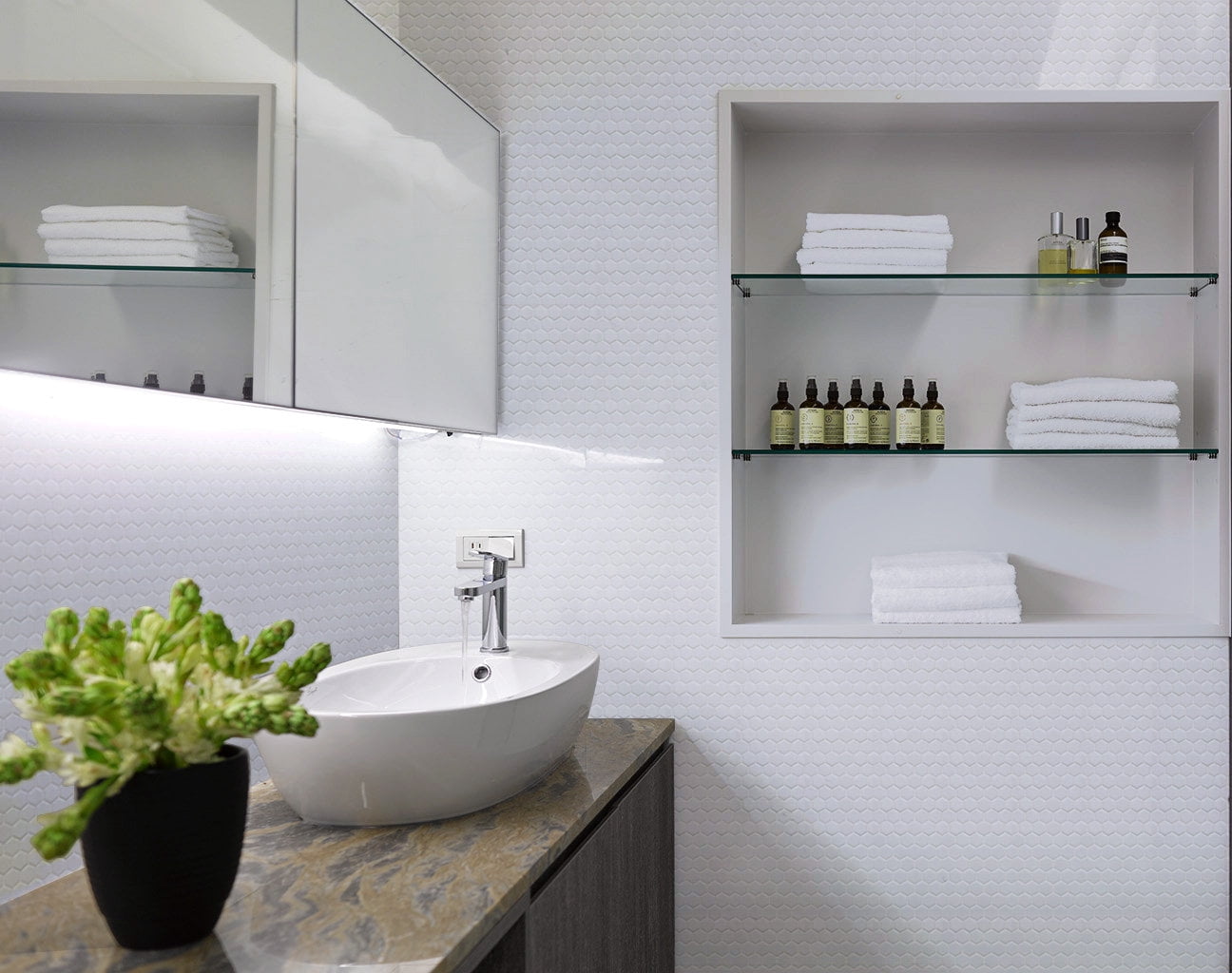 WS Tiles - Value Matte White 11.8 in. x 10.2 in. Porcelain 1" Hexagon Mosaic Floor & Wall Tile (9 sq. ft / Case) - Image 3