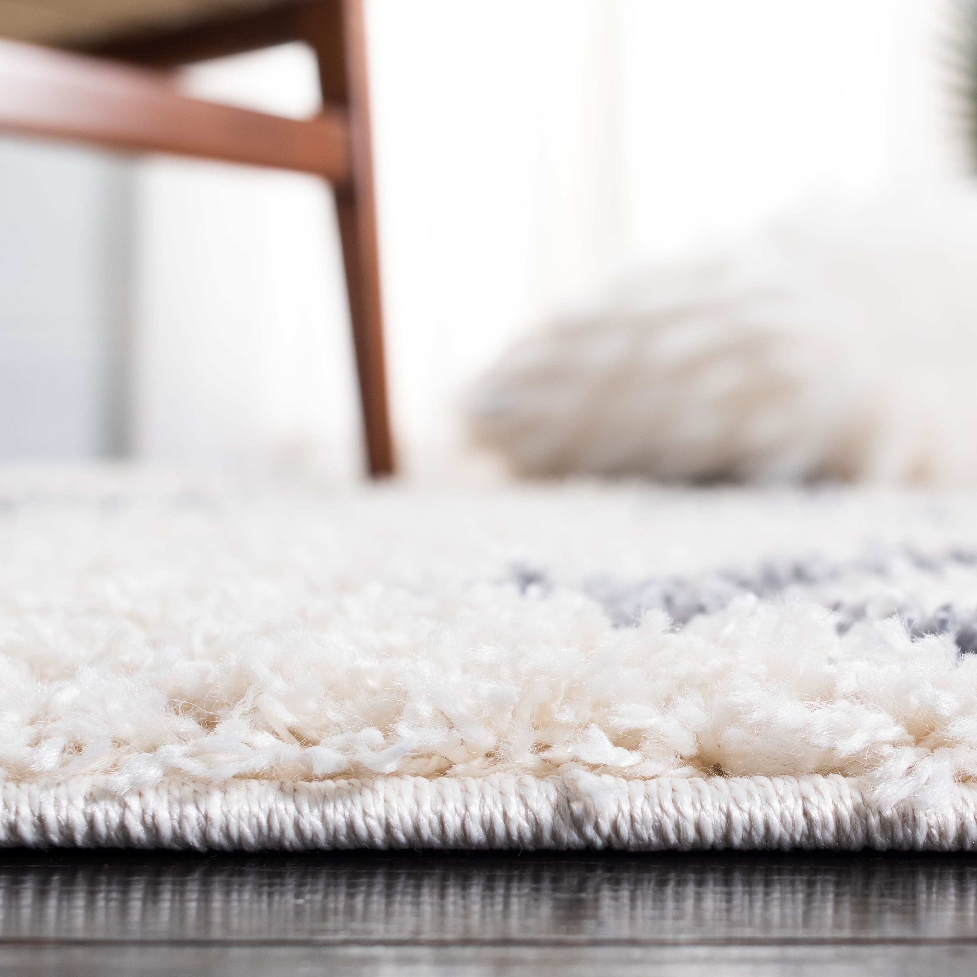 SAFAVIEH Venus Carleen Chevron Shag Area Rug, Ivory/Grey, 5'3" x 7'6" - Image 2