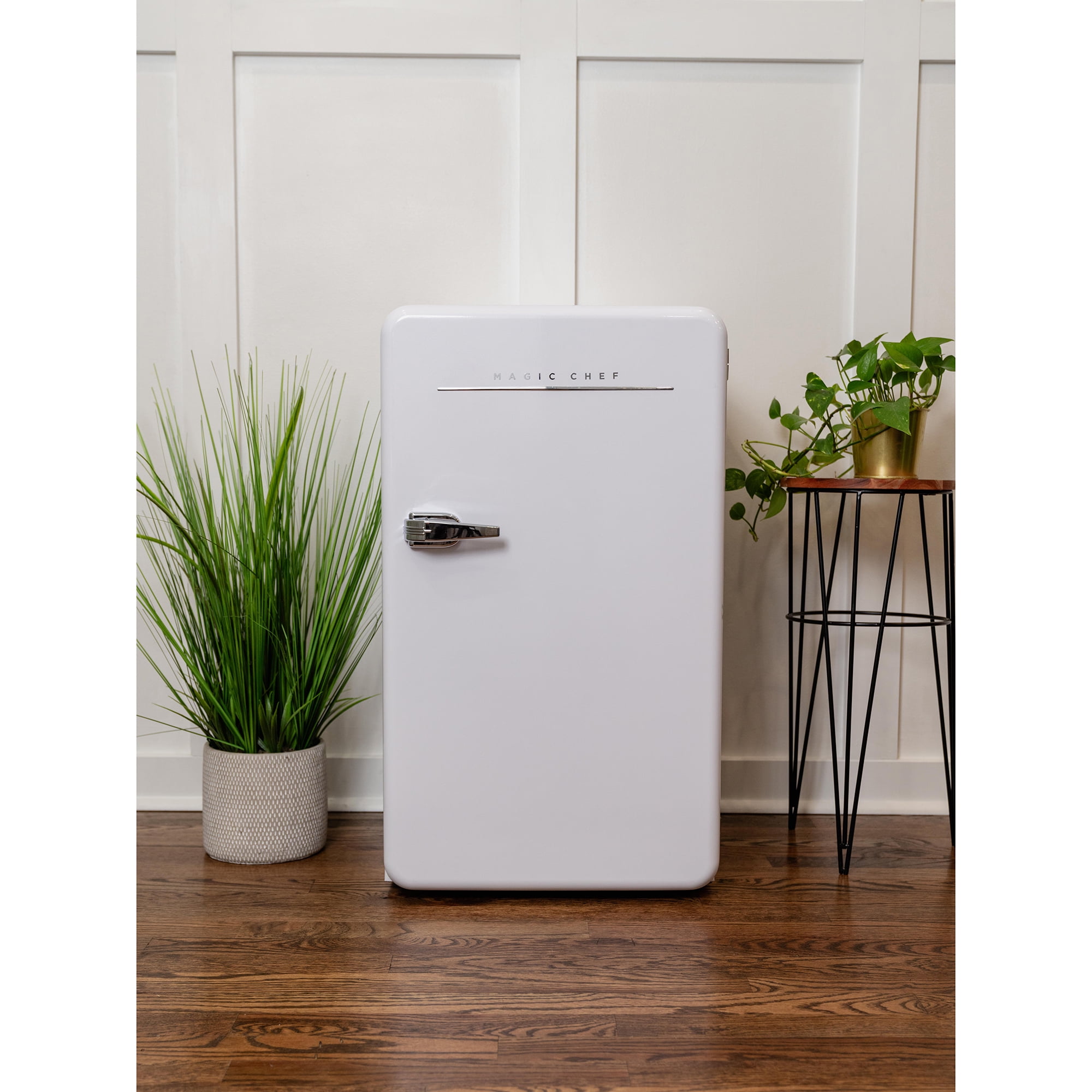 Magic Chef MCR32CHW Manual Defrost Retro Mini Fridge, White, 3.2 cu. ft., 120 V - Image 12