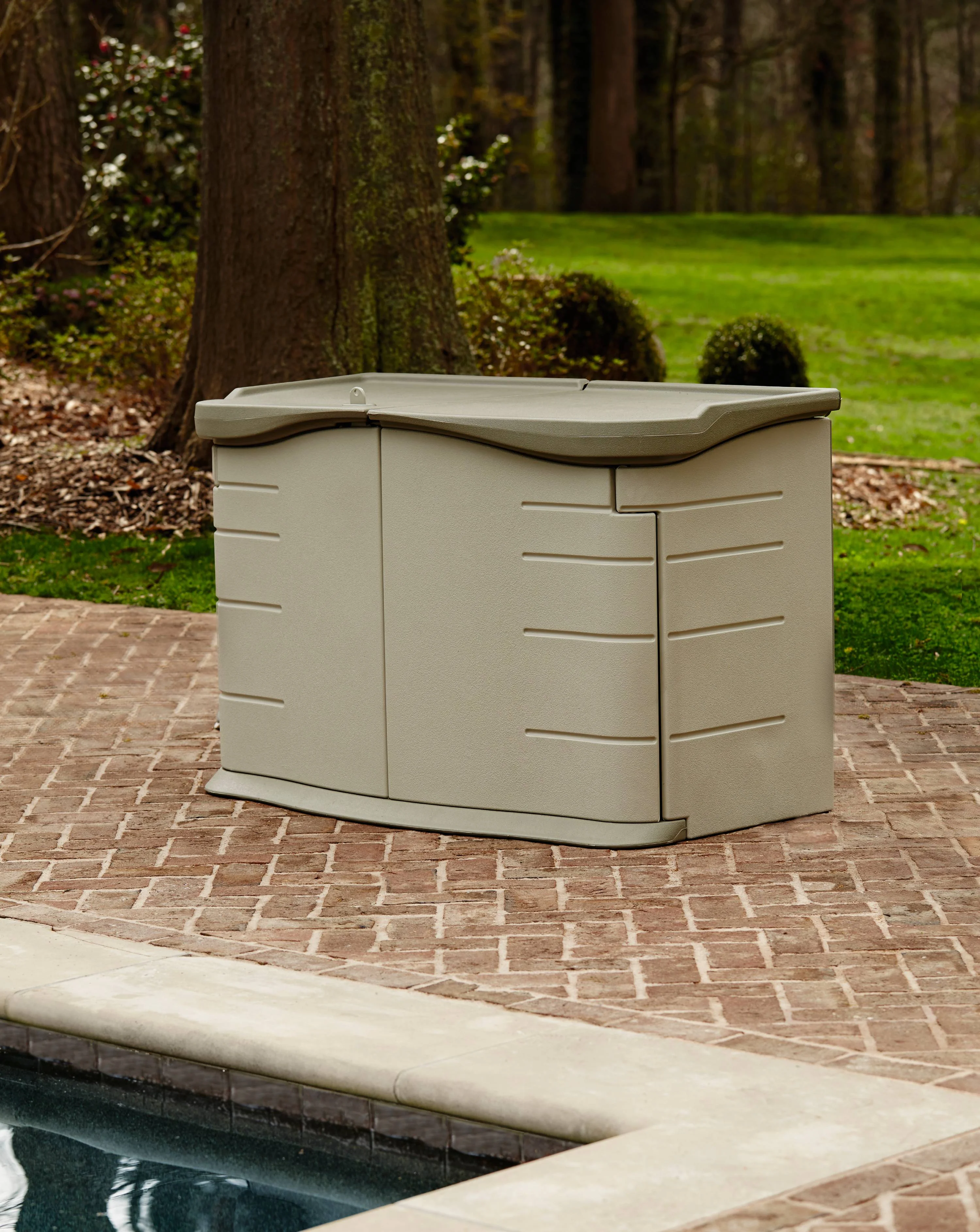 Rubbermaid Portable Outdoor Split Lid Shed w/ Impact-Resistant Floor, Sandstone - Image 2
