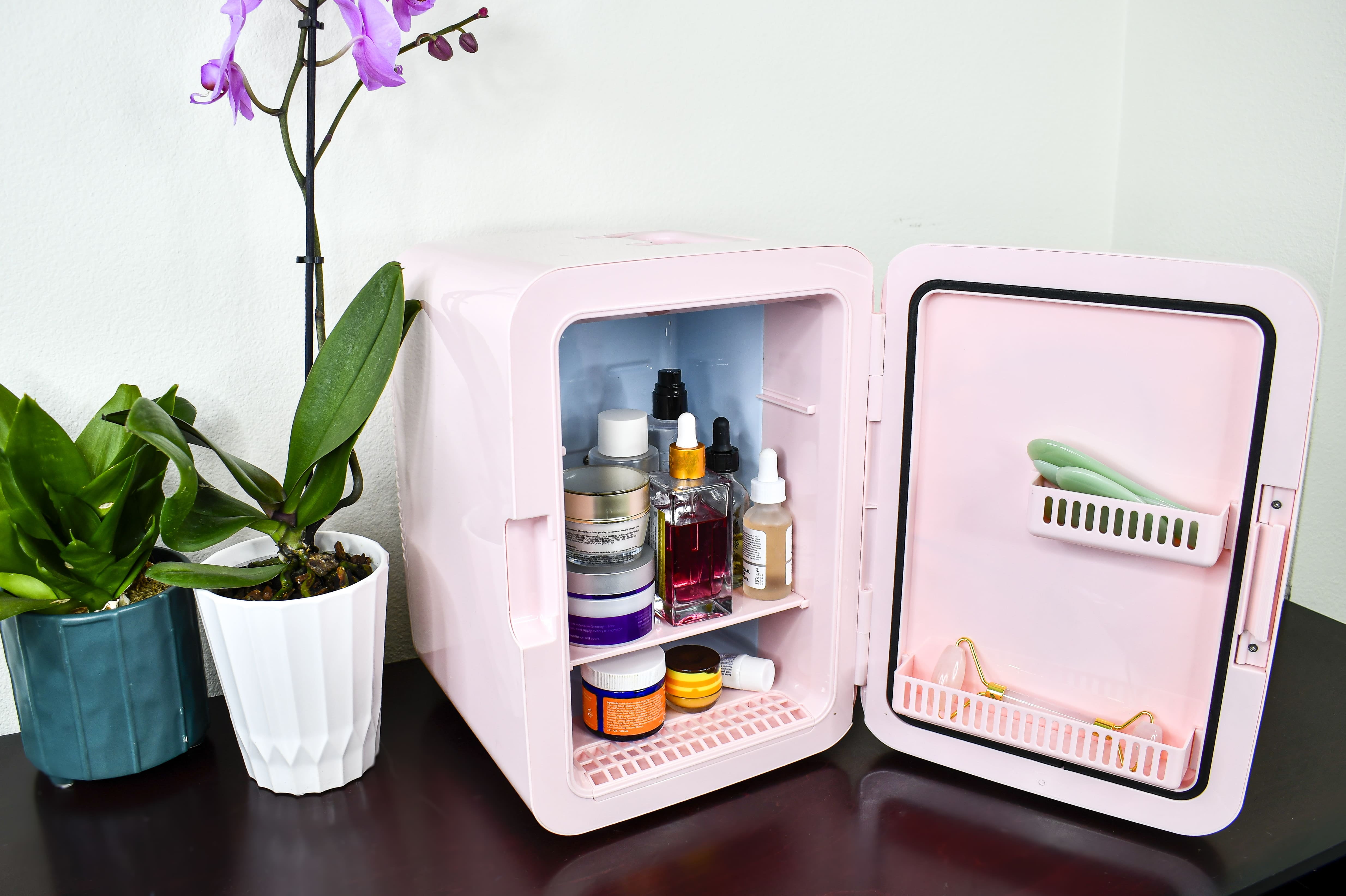 Frigidaire 6.5l, 9 Can Lighted Beauty Mirror Mini Personal Fridge Cooler, Pink, EFMIS170 - Image 11