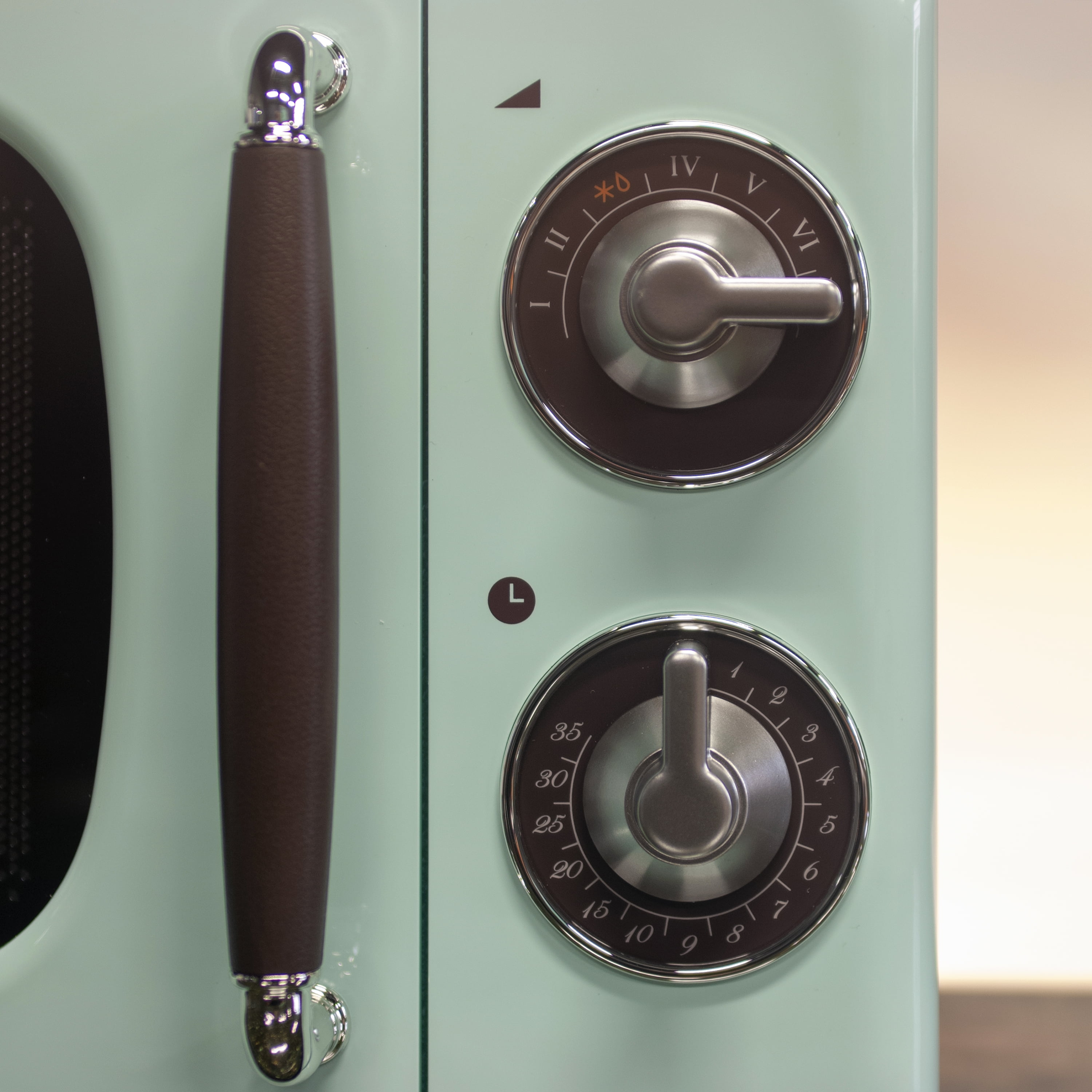 0.7 Cu ft New Magic Chef 700 Watt Countertop Microwave in Mint Green - Image 2