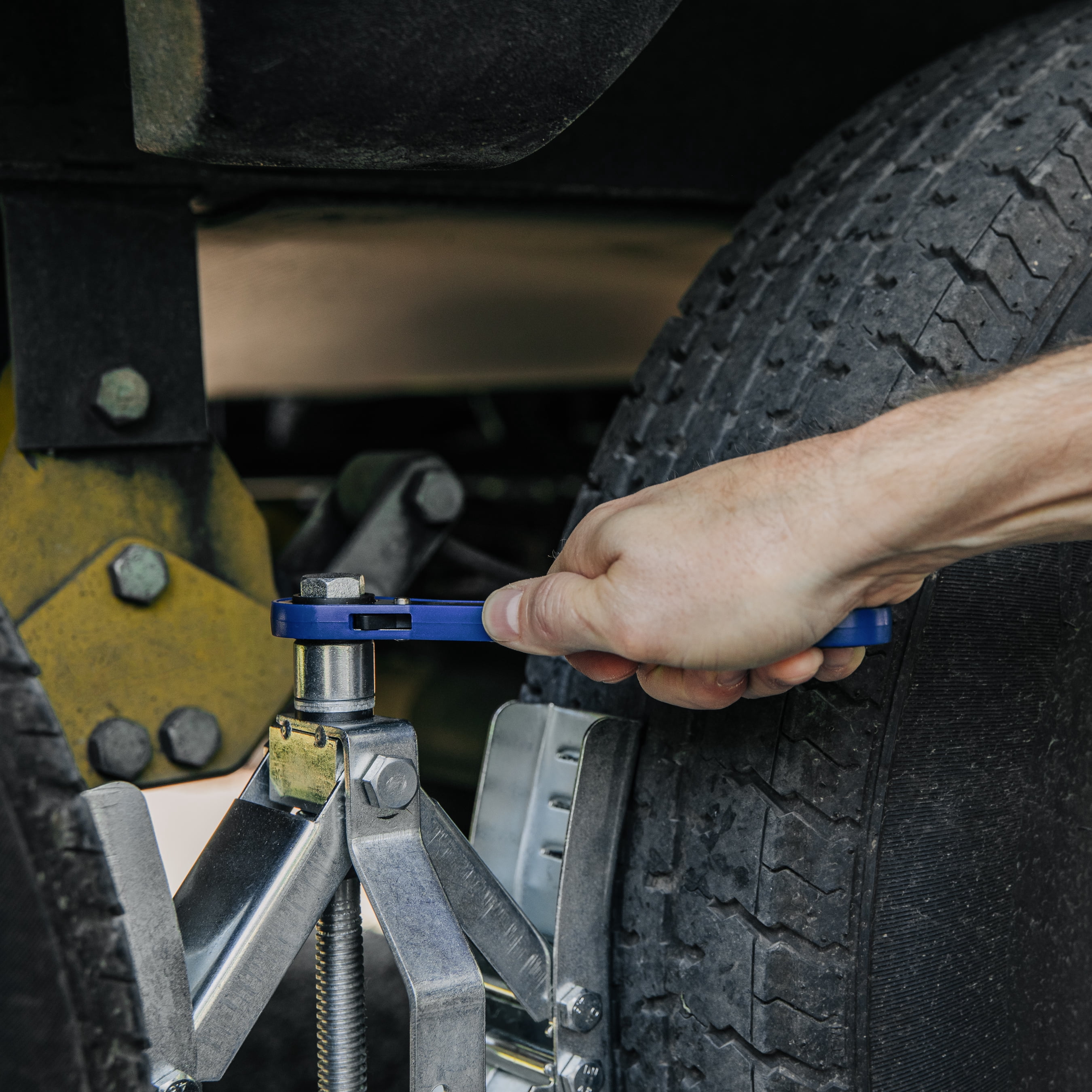 Camco EazLift - 10" Wheel Stop w/Wrench and Lock, Metal (44662) - Image 5