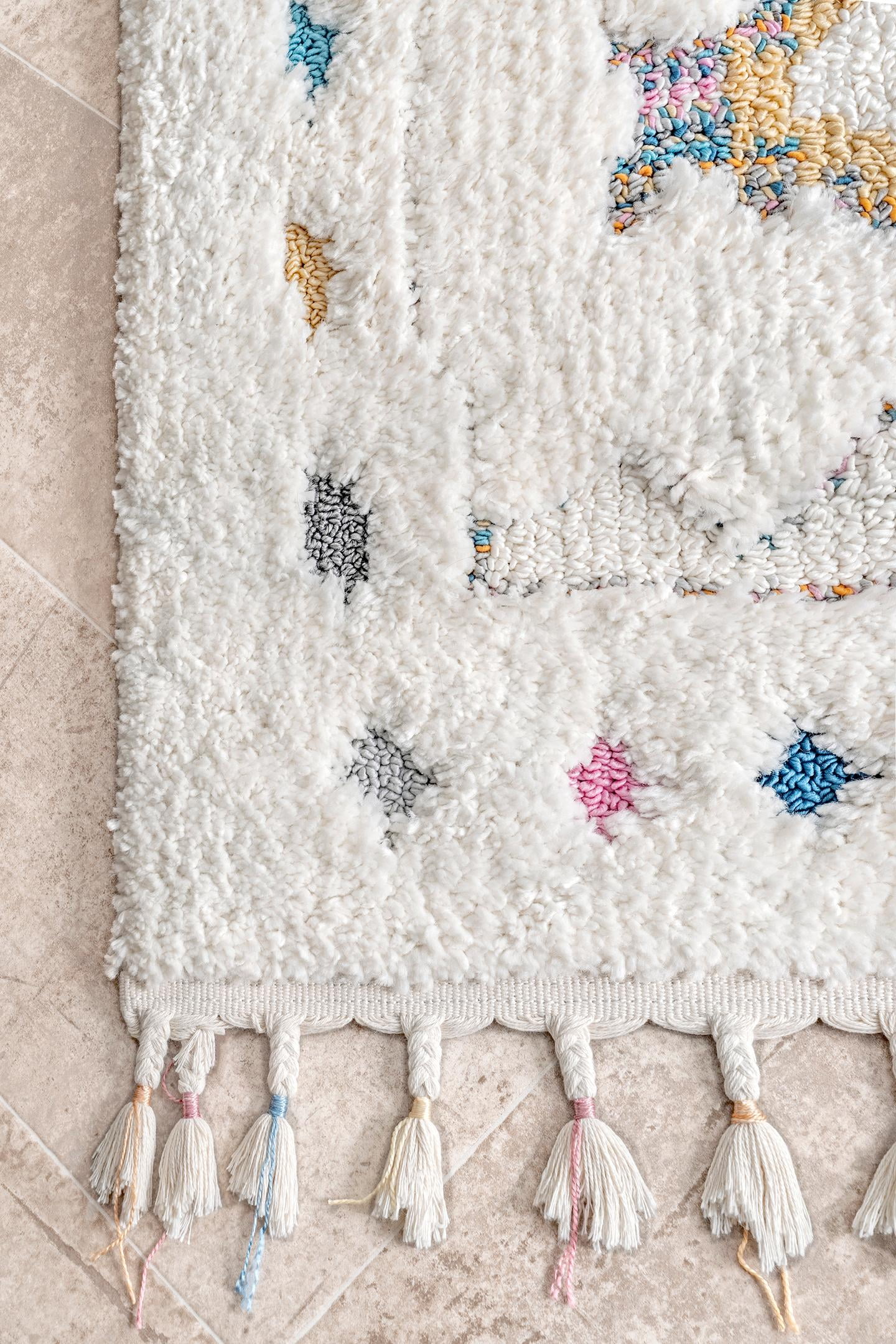 nuLOOM Jocelyn High-Low Textured Tribal Shag Tassel Runner Rug, 2' 6" x 10', White - Image 4