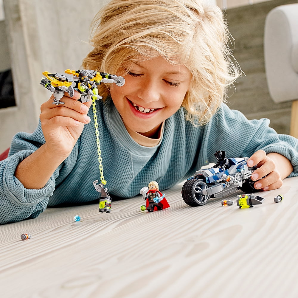 LEGO Marvel Avengers Speeder Bike Attack 76142 Black Panther and Thor Buildable Superhero Toy (226 Pieces) - Image 2