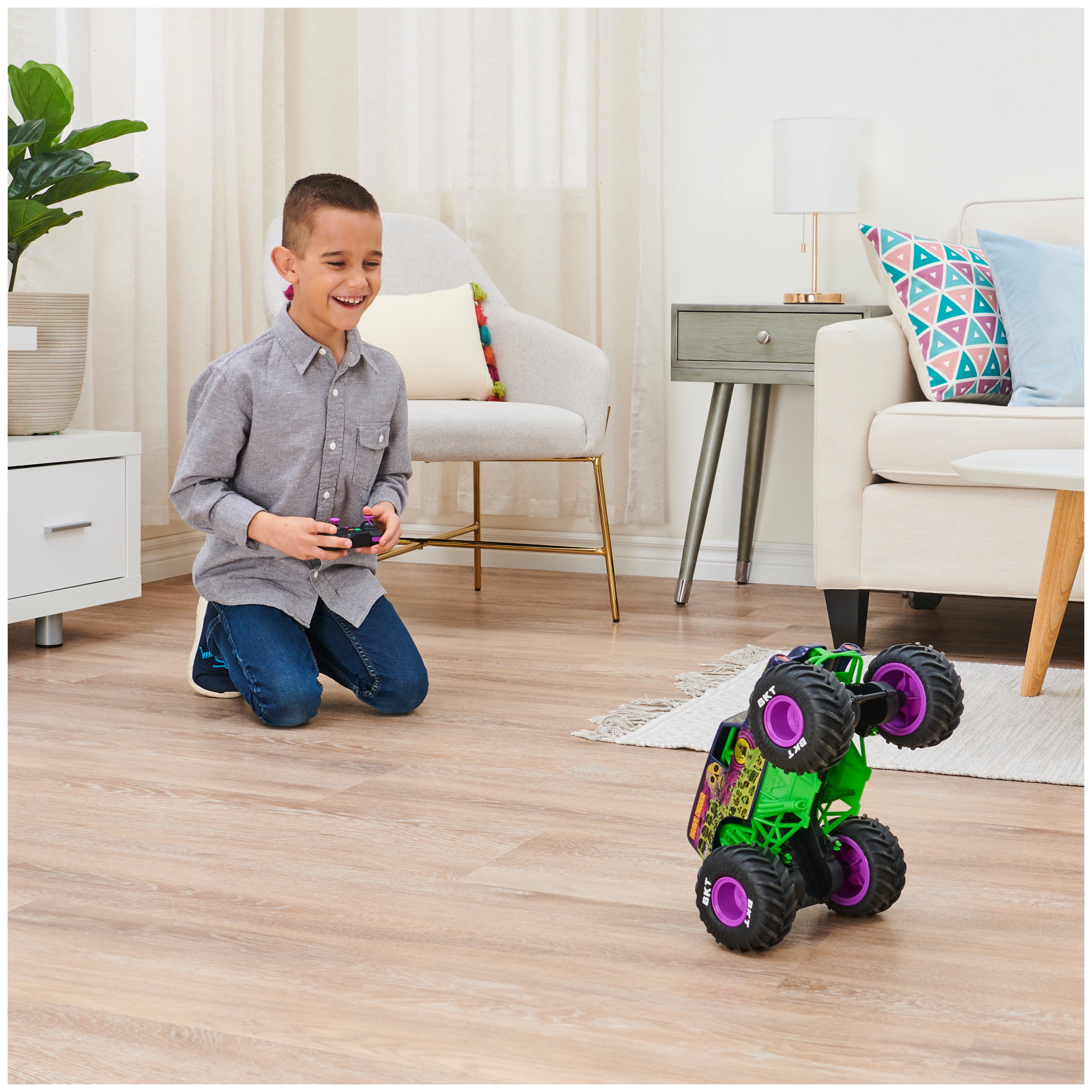 Monster Jam Grave Digger Freestyle Force RC Monster Truck, 1:15 Scale - Image 4