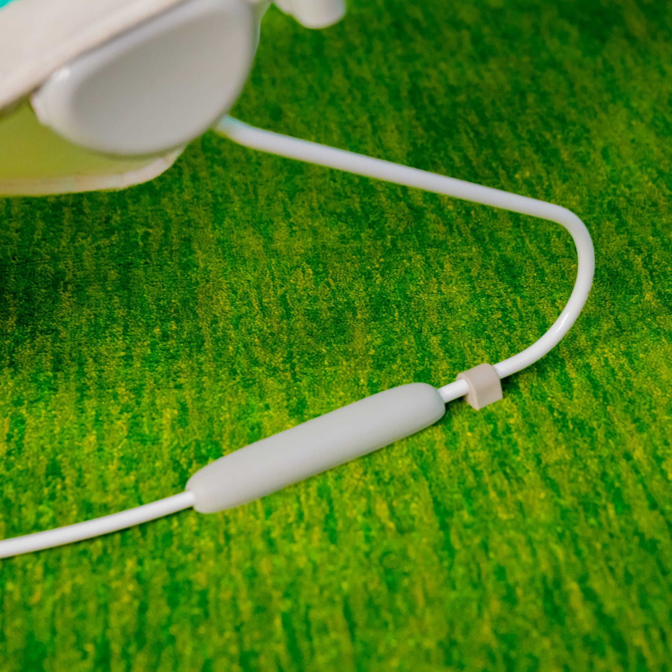 Jungle Vines Comfy Baby Bouncer with Vibrating Infant Seat, Toy Bar & Taggies (Unisex) - Image 8