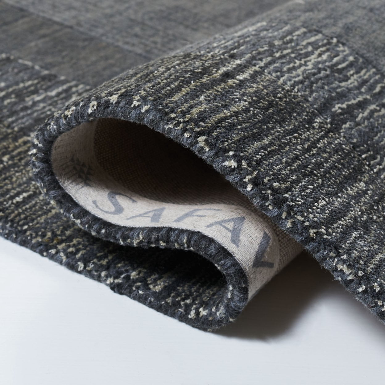 SAFAVIEH Impressions Bristol Geometric Bordered Wool Area Rug, Charcoal/Blue, 4' x 6' - Image 7