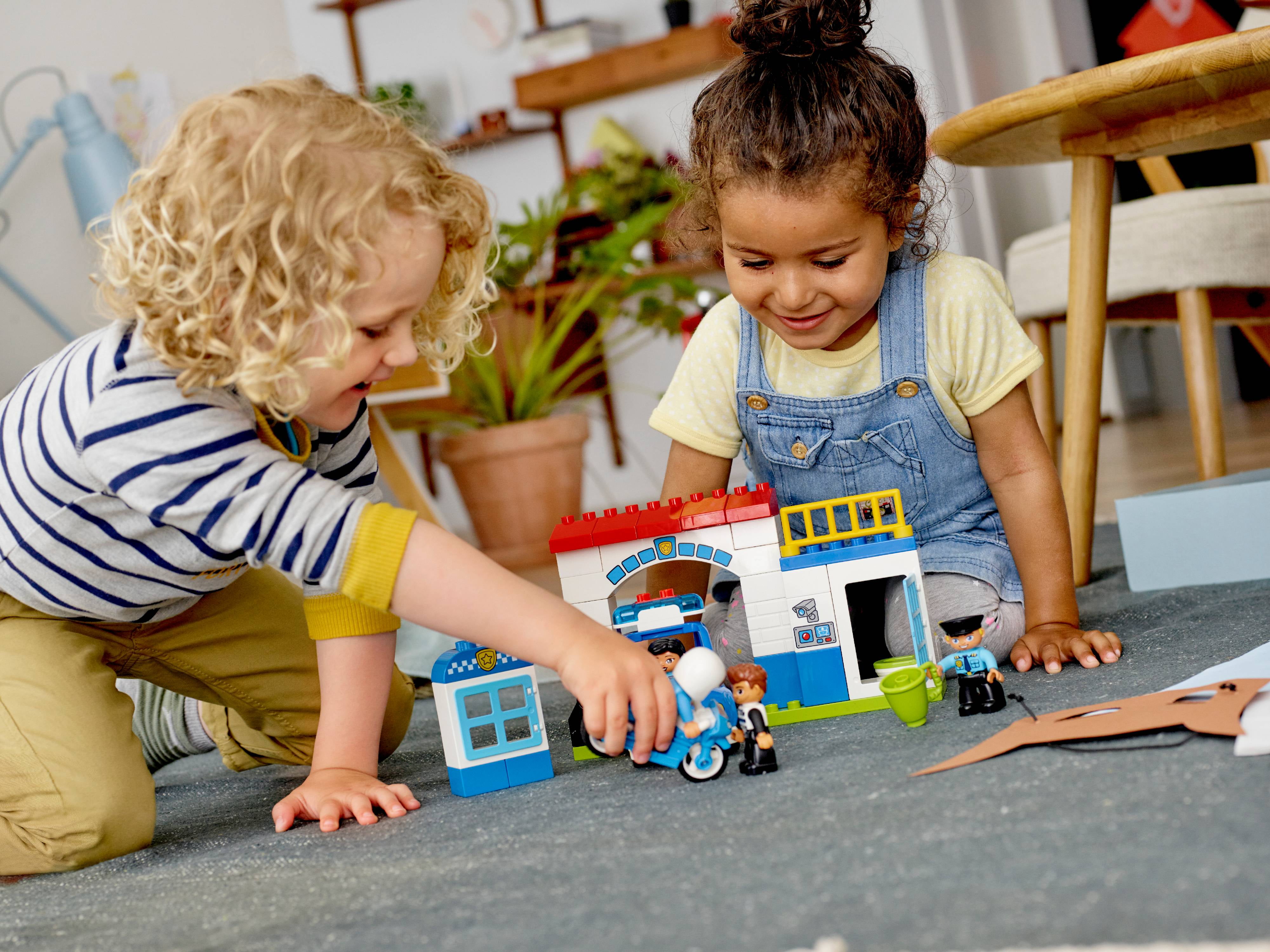 LEGO DUPLO Police Station 10902 - Image 5
