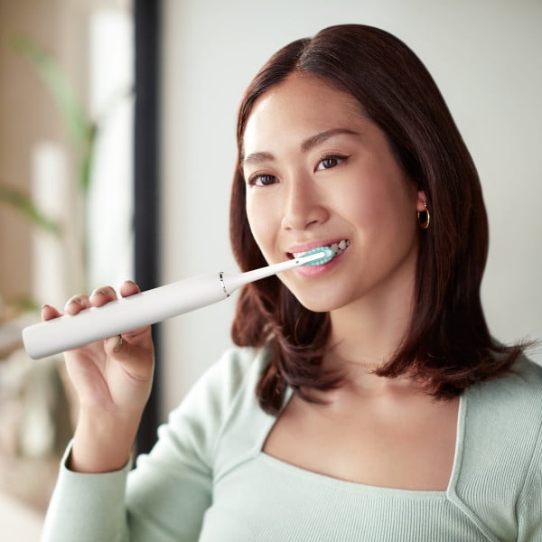 Philips Sonicare DiamondClean 9000 Special Edition Adult Rechargeable Toothbrush, White HX9911/93 - Image 8