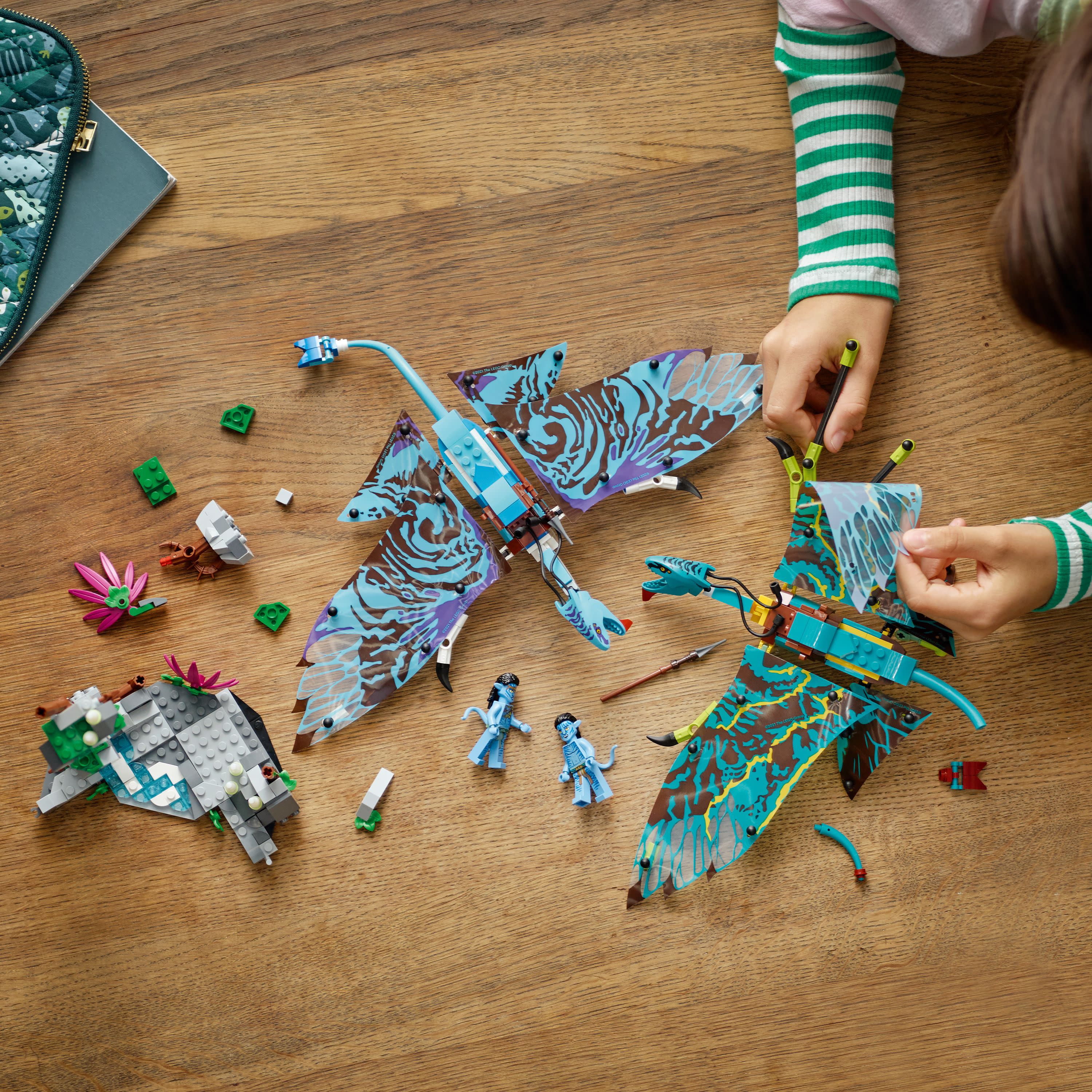 LEGO Avatar Jake & Neytiri First Banshee Flight 75572 Building Toys - Pandora Movie Inspired Set with 2 Banshee Figures, 2 Minifigures, Glow in The Dark Elements, Great for Kids Ages 9+ - Image 3