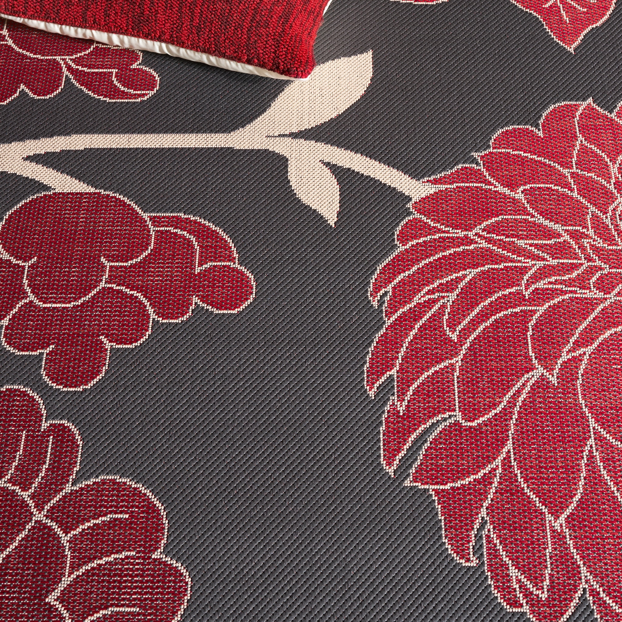 Safavieh Courtyard Tyson Floral Indoor/Outdoor Area Rug, Anthracite/Red, 6'7" x 9'6" - Image 7