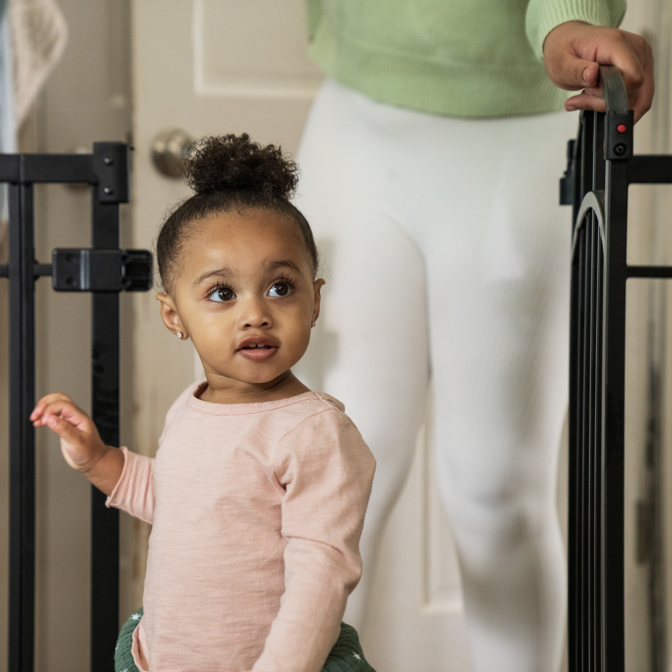 Ingenuity The Doorway 48W Series Safety Pet and Baby Gate, 28.5'-48' Wide, 36' Tall - Black - Image 4