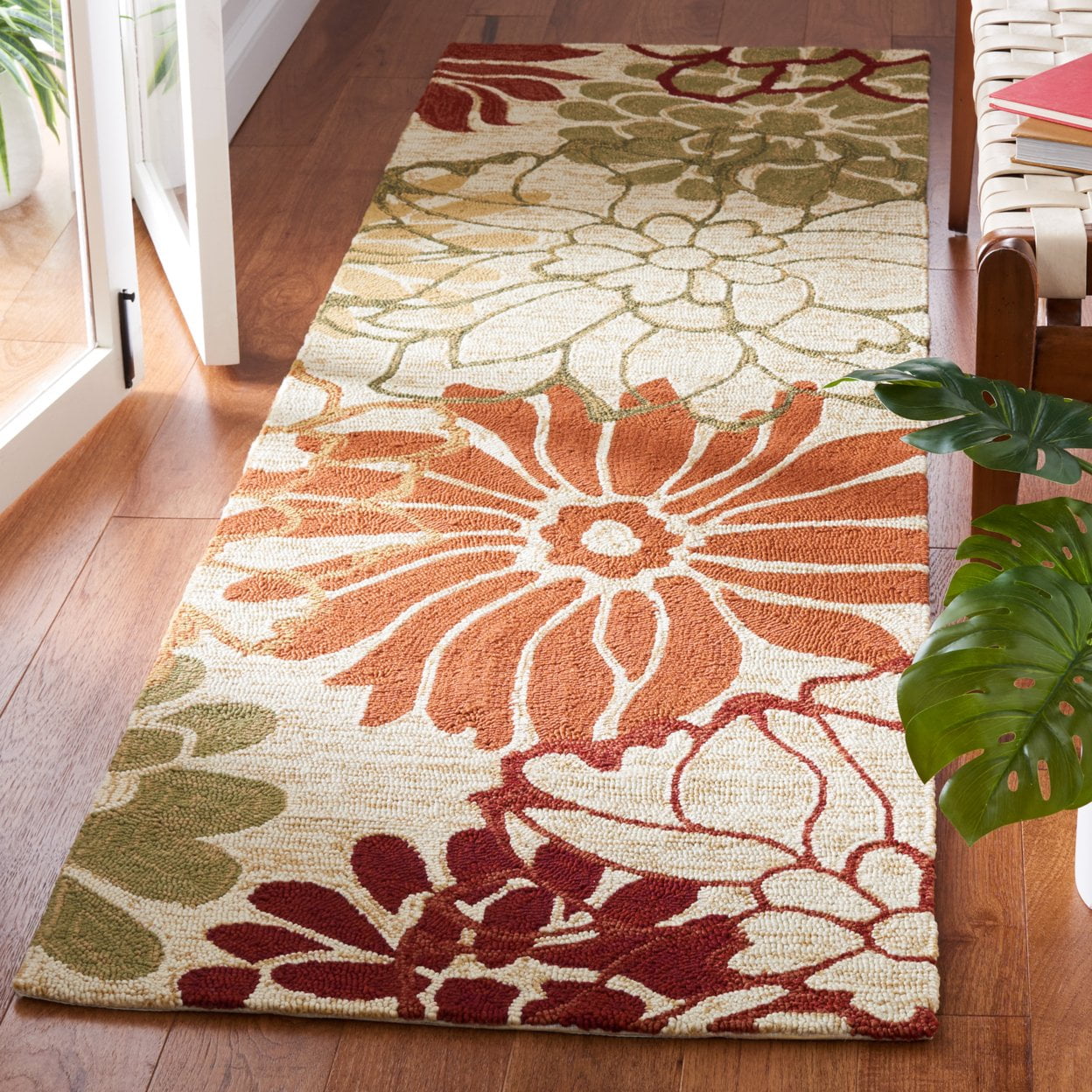 SAFAVIEH Four Seasons Emmalyn Floral Area Rug, Beige/Green, 5' x 7' - Image 3