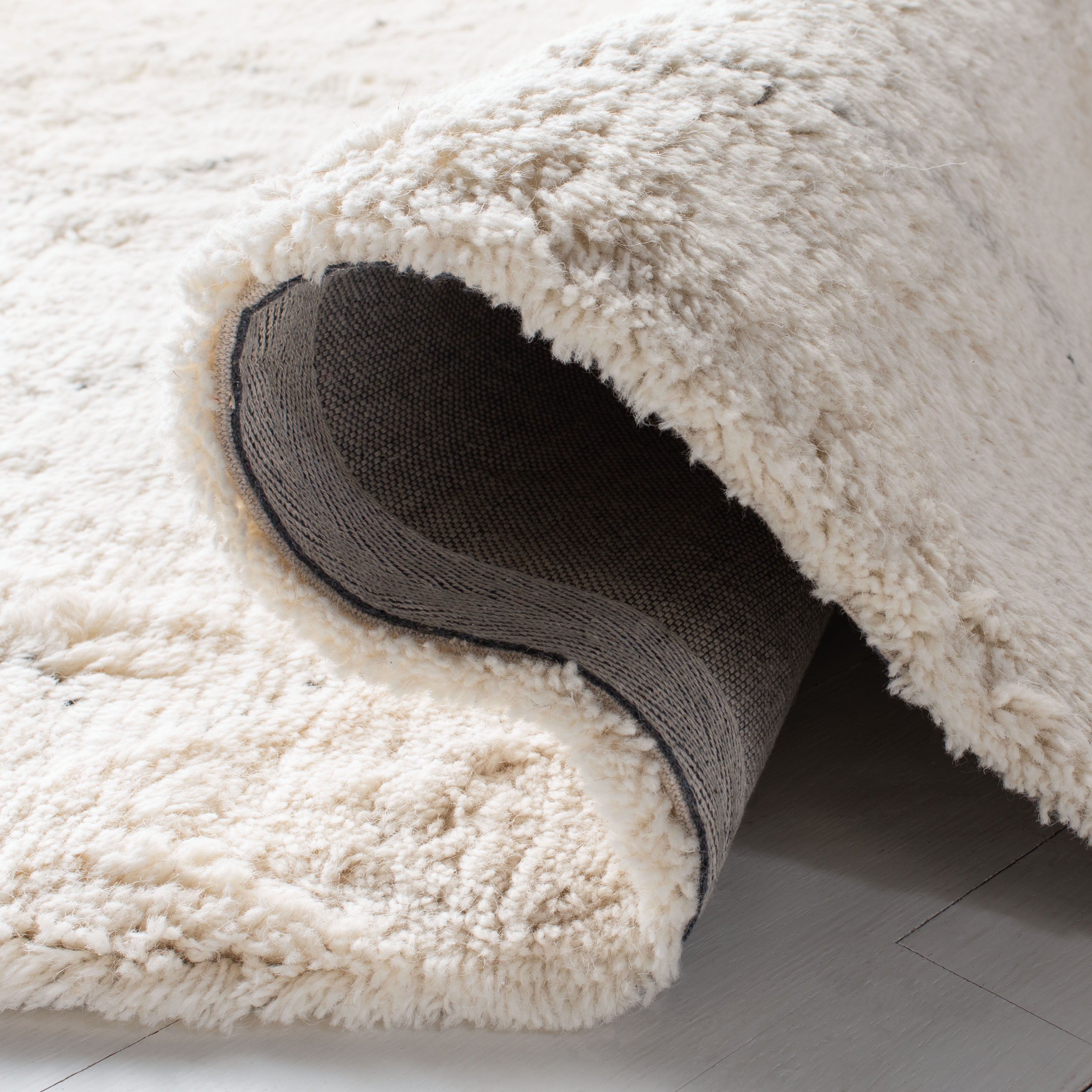 SAFAVIEH Casablanca Zaman Geometric Wool Shag Area Rug, Ivory/Black, 5' x 8' - Image 8