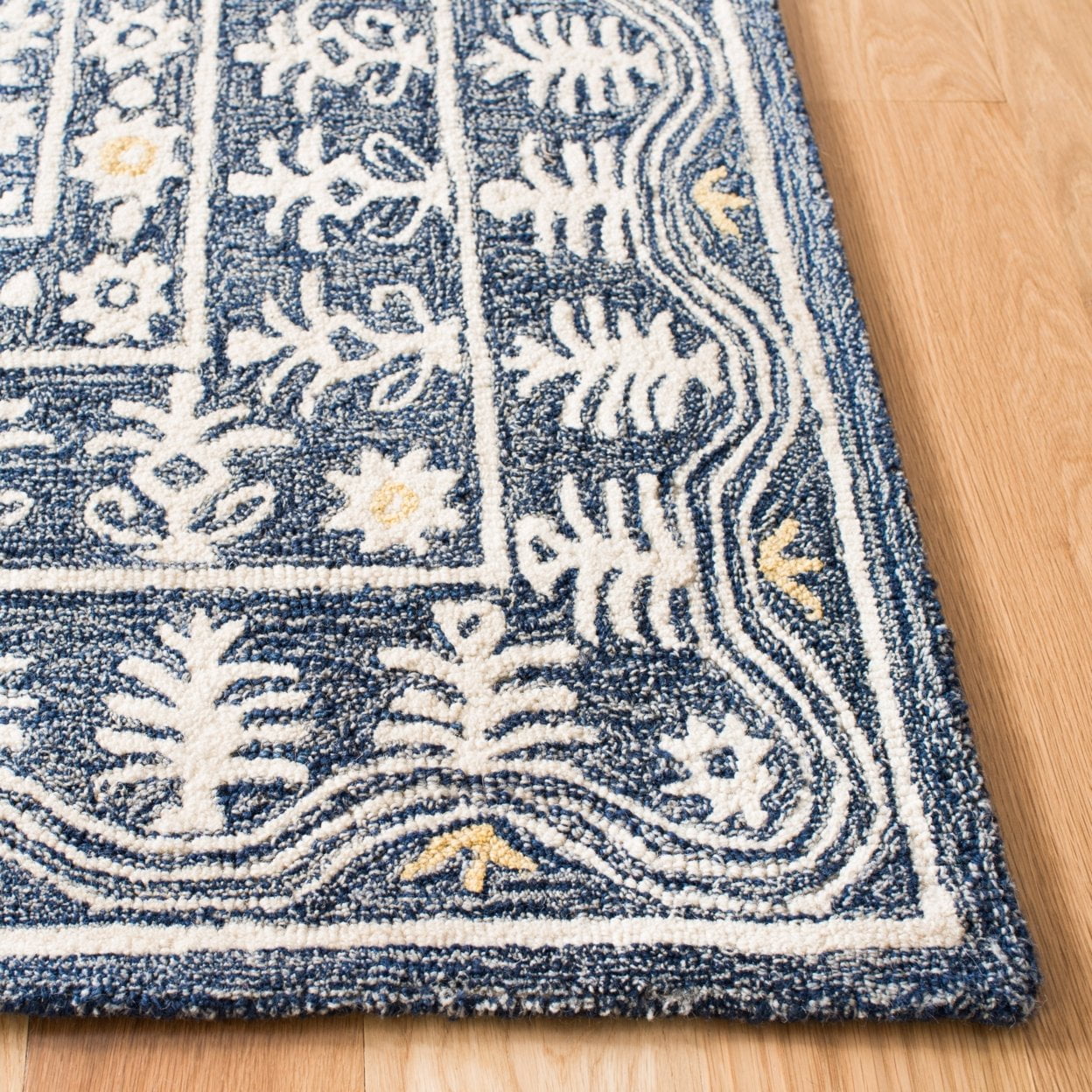 SAFAVIEH Micro-Loop Anson Floral Bordered Wool Area Rug, Blue/Ivory, 5' x 8' - Image 4