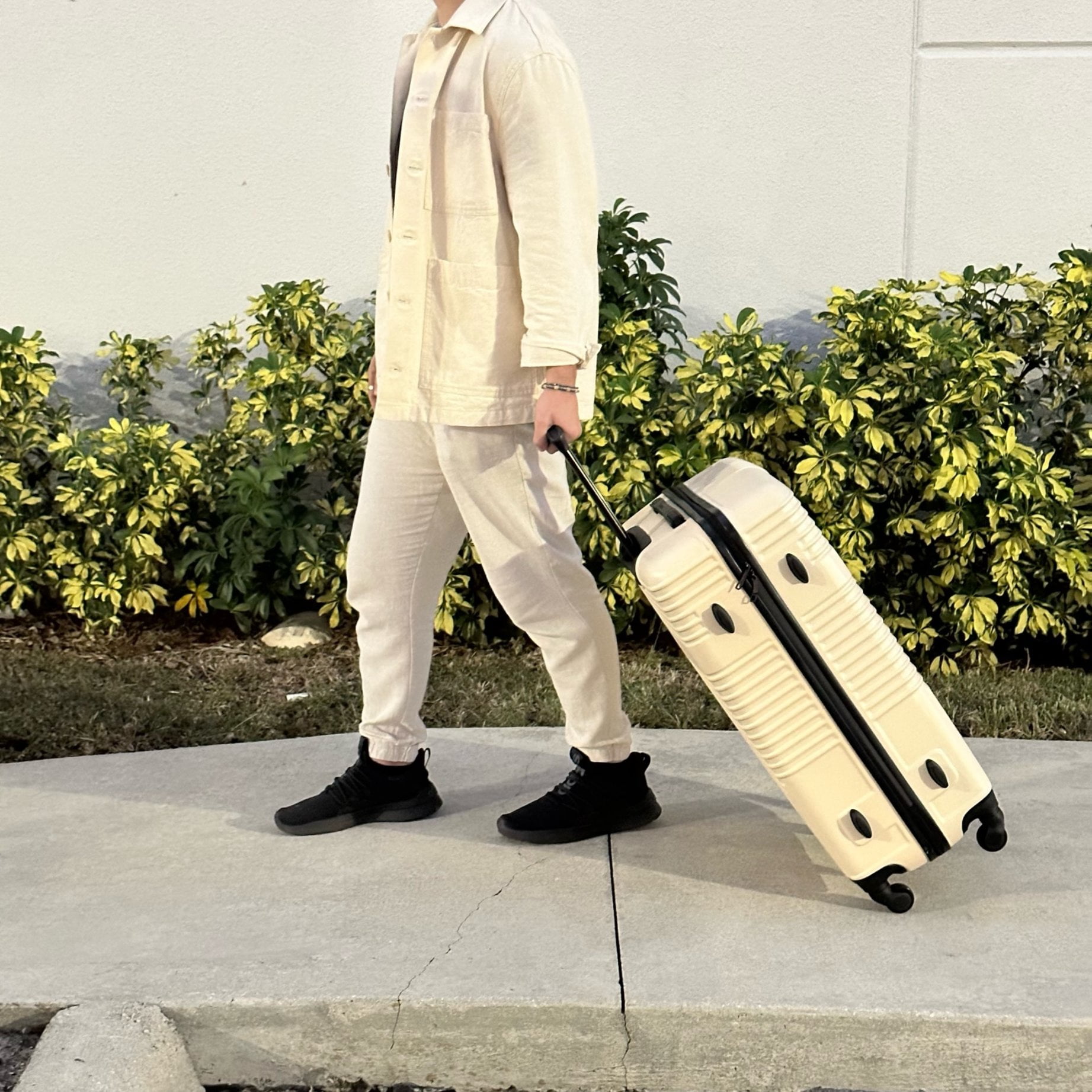 InUSA Resilience 24" Hardside Lightweight Luggage with Spinner Wheels, Handle, and Trolley, Sand - Image 5