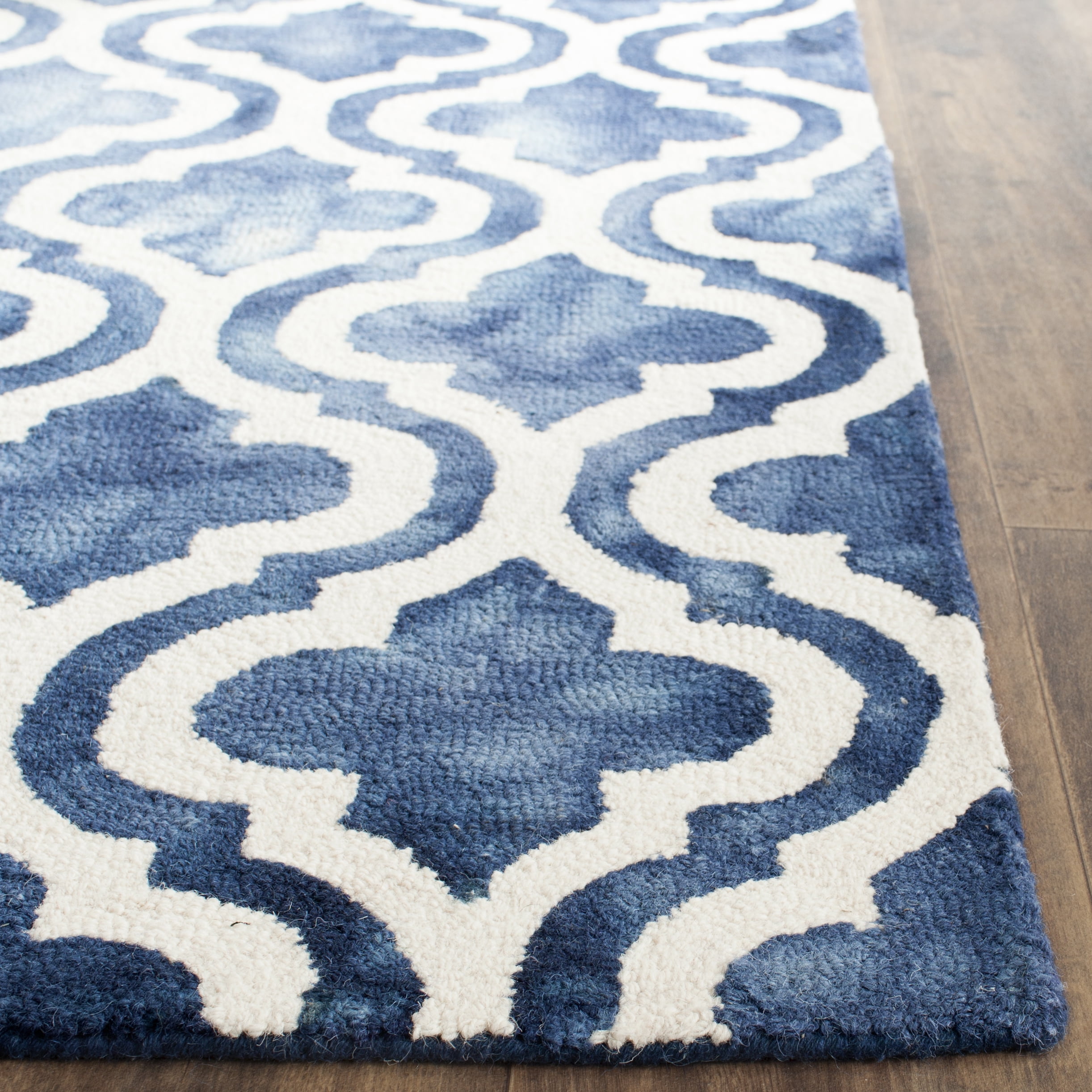 SAFAVIEH Dip Dye Jolyon Geometric Wool Area Rug, Navy/Ivory, 6' x 9' - Image 3