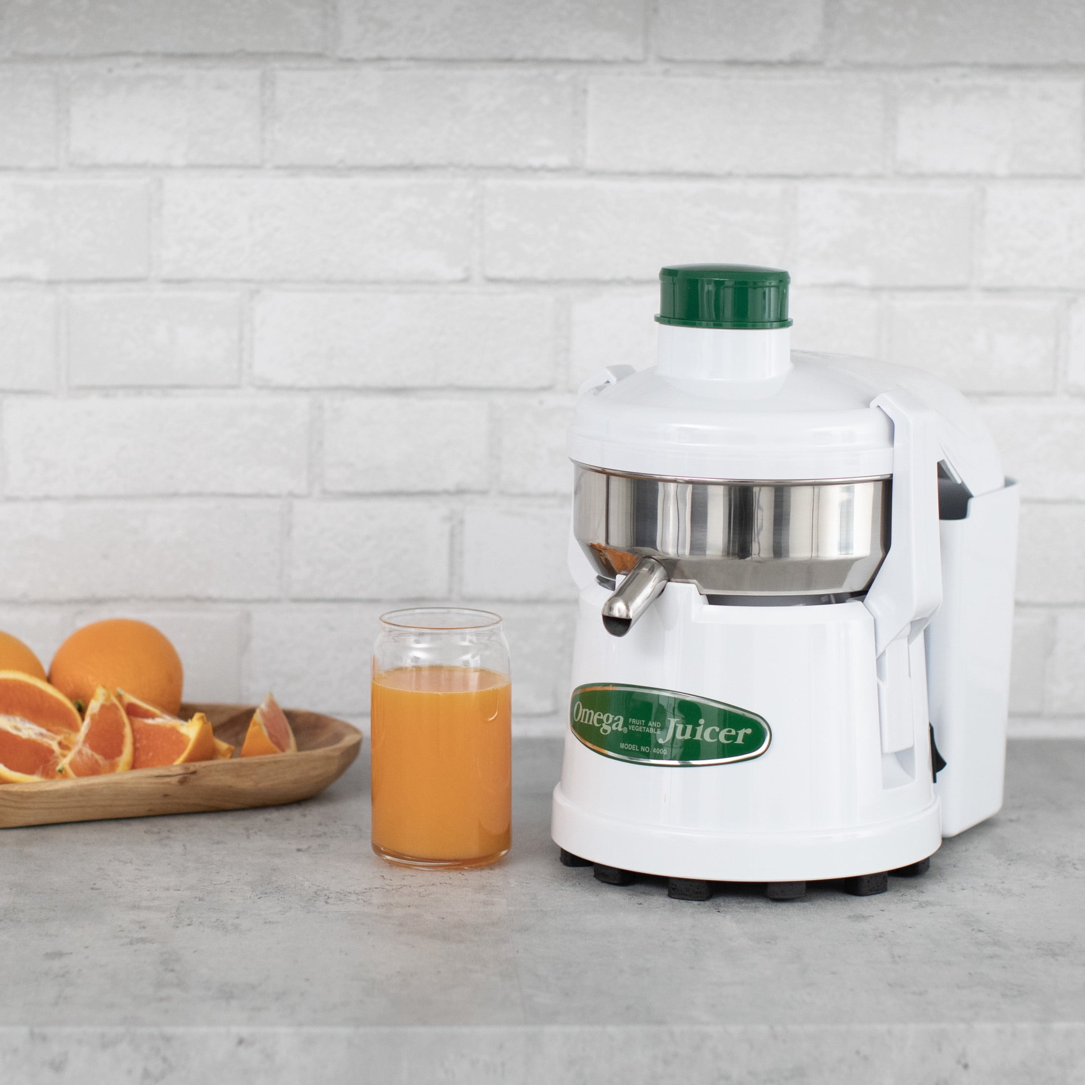 Omega High-Speed Automatic Pulp Ejection Juicer, in White (J4000) - Image 2
