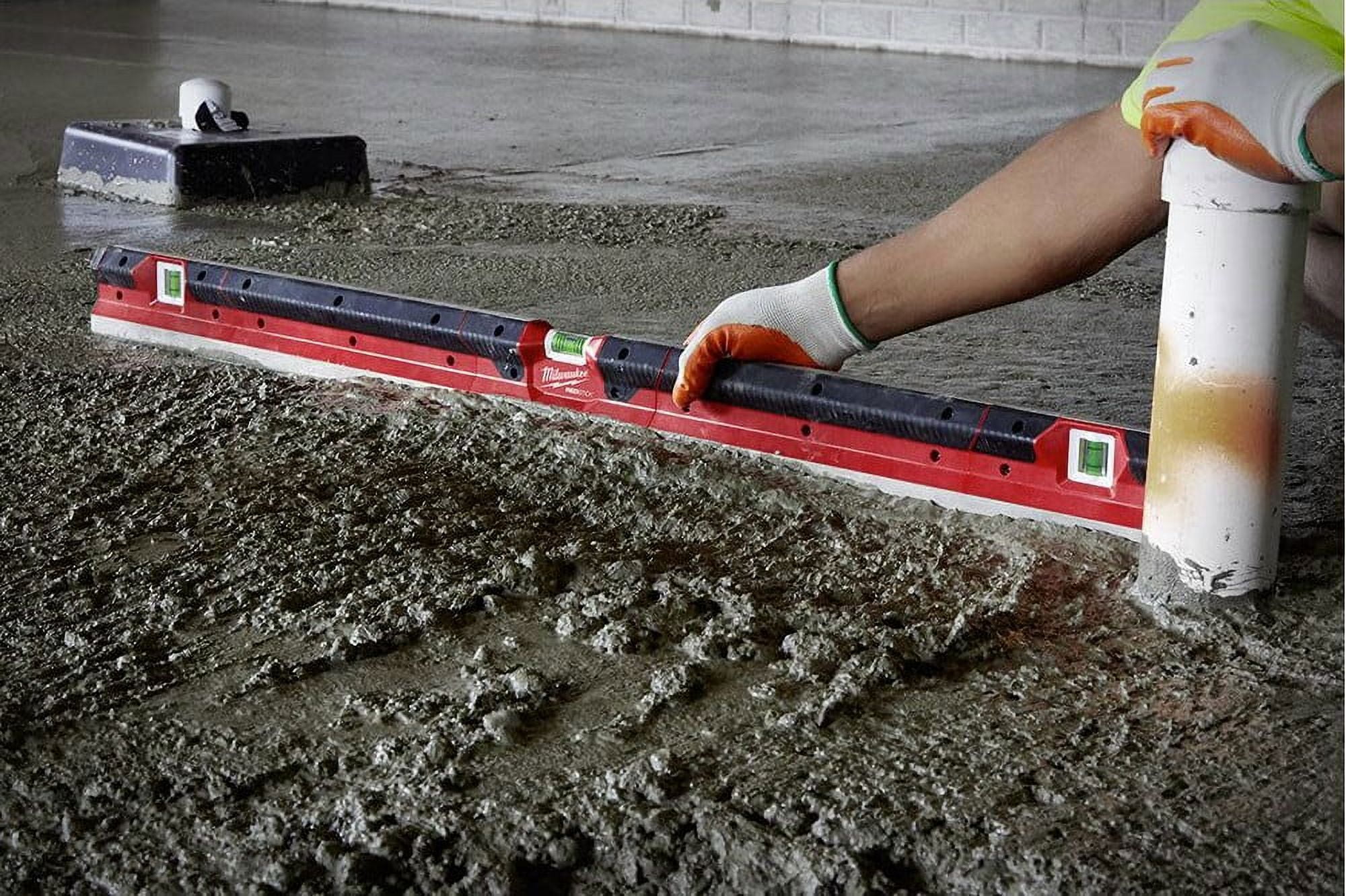 Milwaukee-MLCON72 72 in. REDSTICK Concrete Screed Level - Image 4