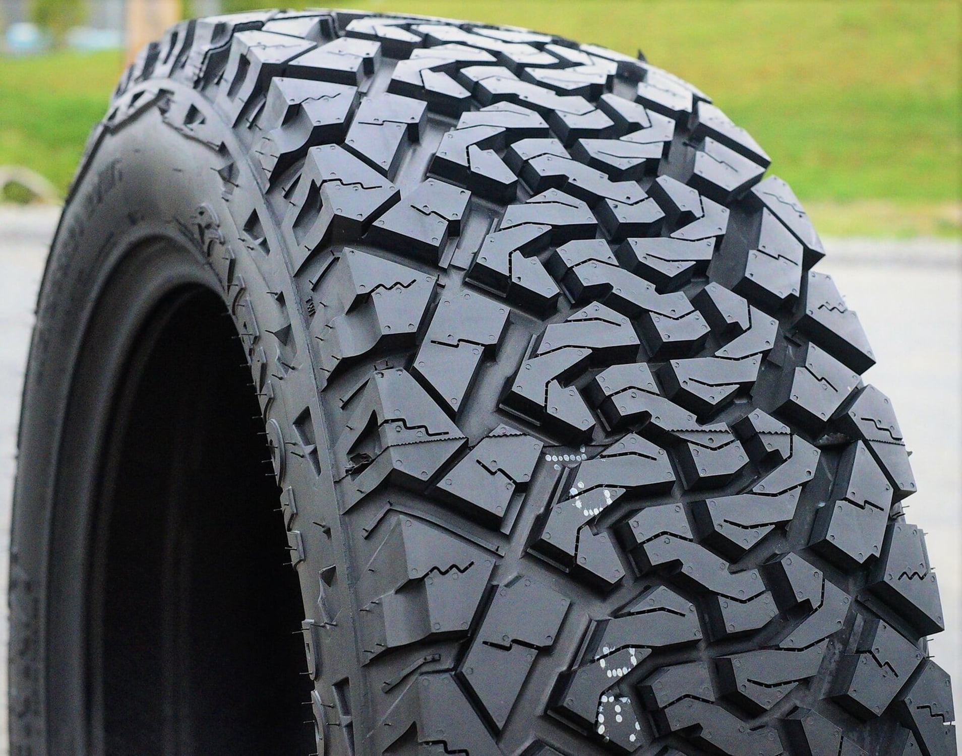 Venom Power Terra Hunter X/T 265/60R18 114T XL Extreme Terrain Tire - Image 9