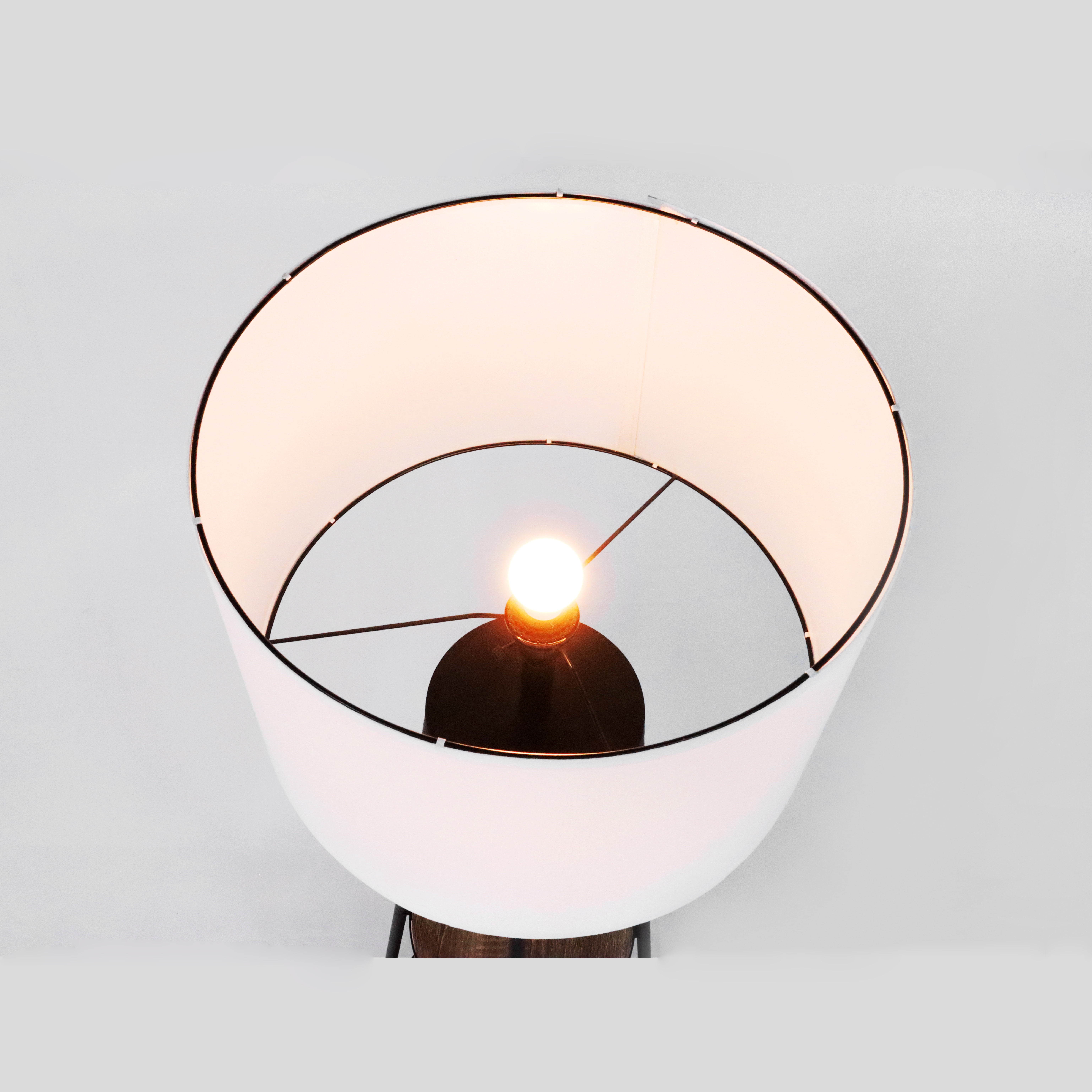 Mainstays Etagere 62" Matte Black Mid-Century Style Floor Lamp, with 2 Wood Shelves - Image 5