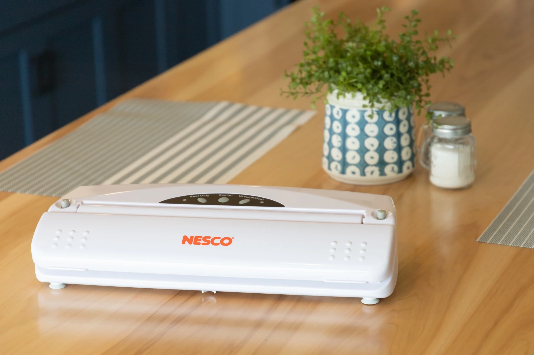 Nesco Food Storage Vacuum Sealer, Built in Roll Storage, 10 Quart bags + 10 Gallon Bags Included - Image 6