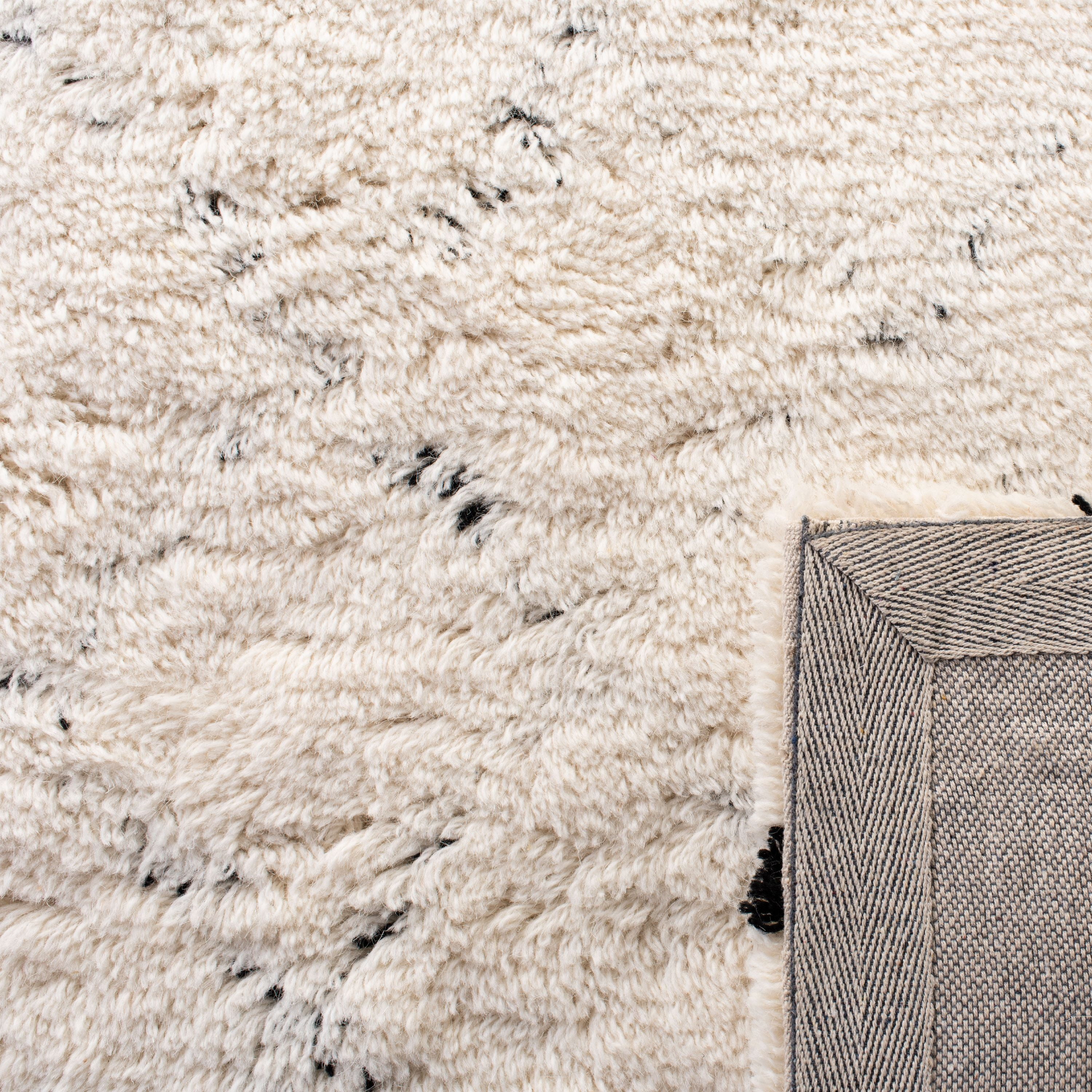 SAFAVIEH Casablanca Zaman Geometric Wool Shag Area Rug, Ivory/Black, 5' x 8' - Image 4