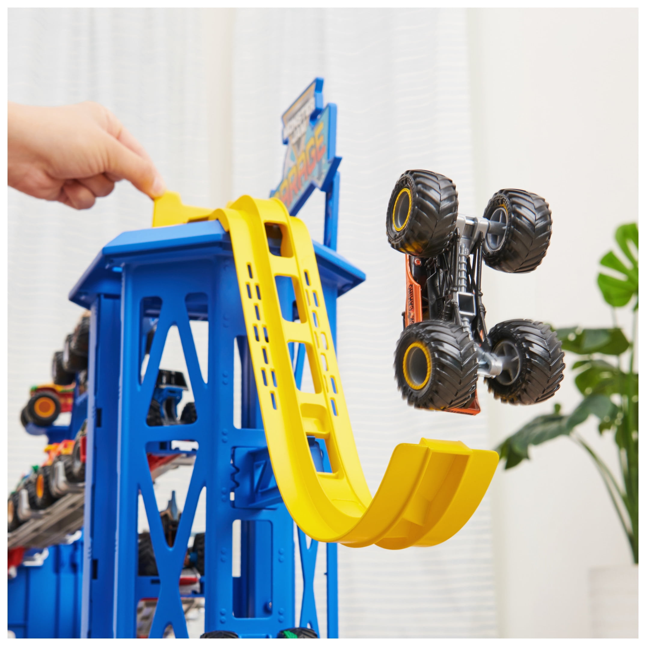 Monster Jam Garage Playset and Storage - Image 3