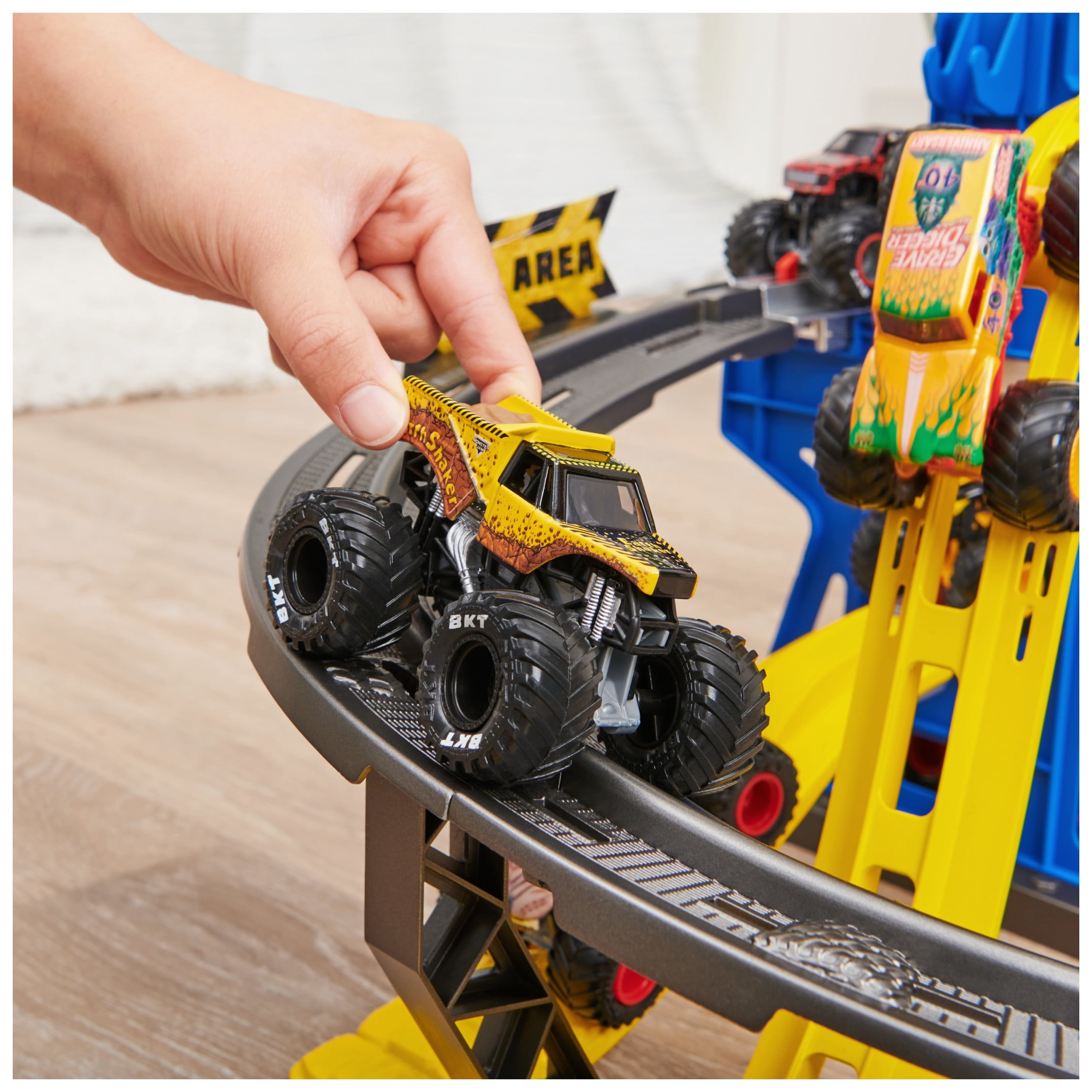 Monster Jam Garage Playset and Storage - Image 8