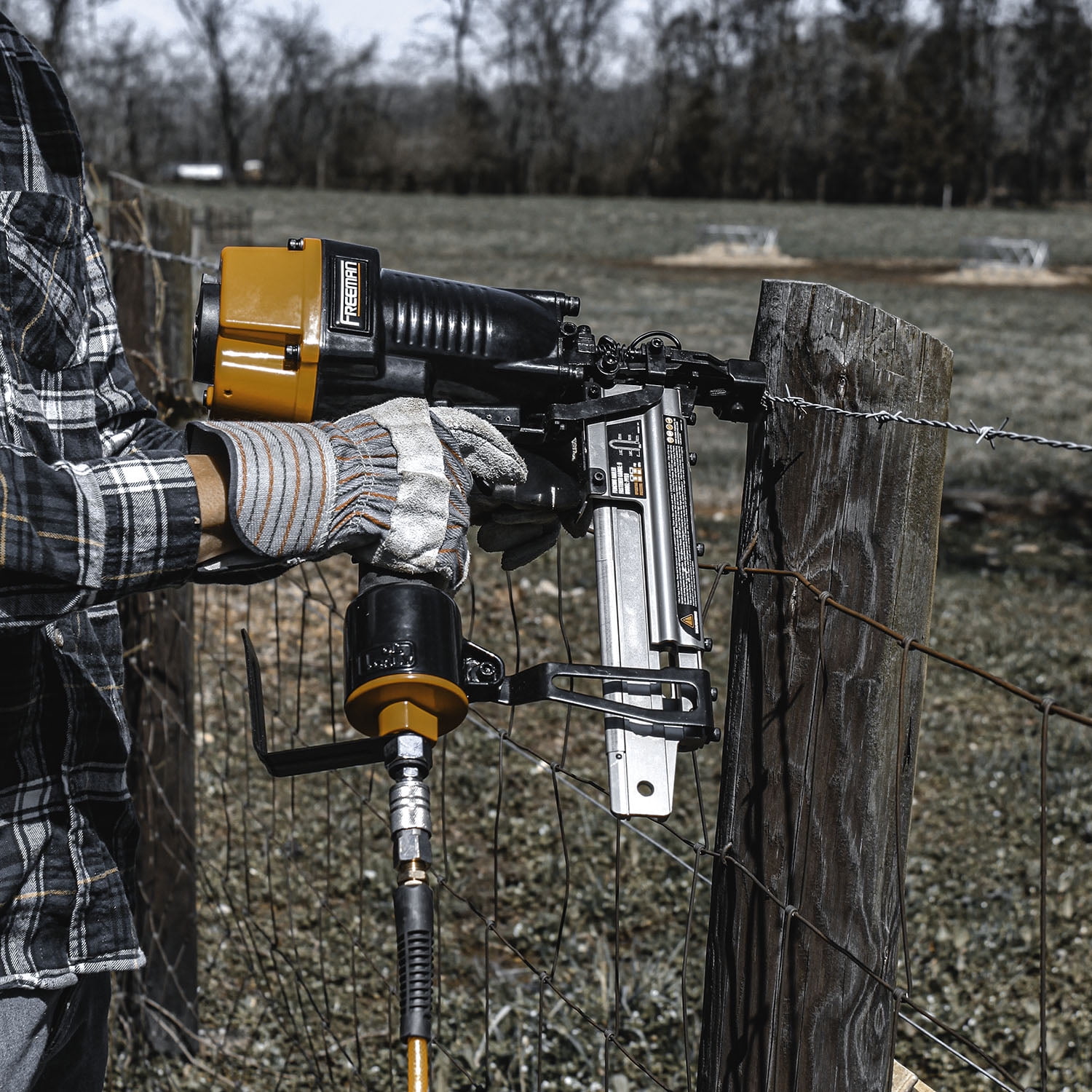 Freeman PFS9 Pneumatic 9-Gauge 2" Fencing Stapler with T-Handle, Adjustable Metal Belt Hook, and Case - Image 3