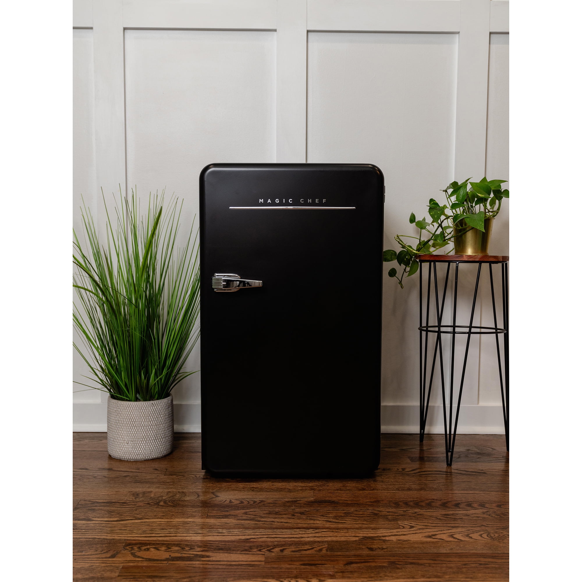 Magic Chef 3.2 cu. ft. Retro Mini Refrigerator in Black without Freezer in Black - Image 5