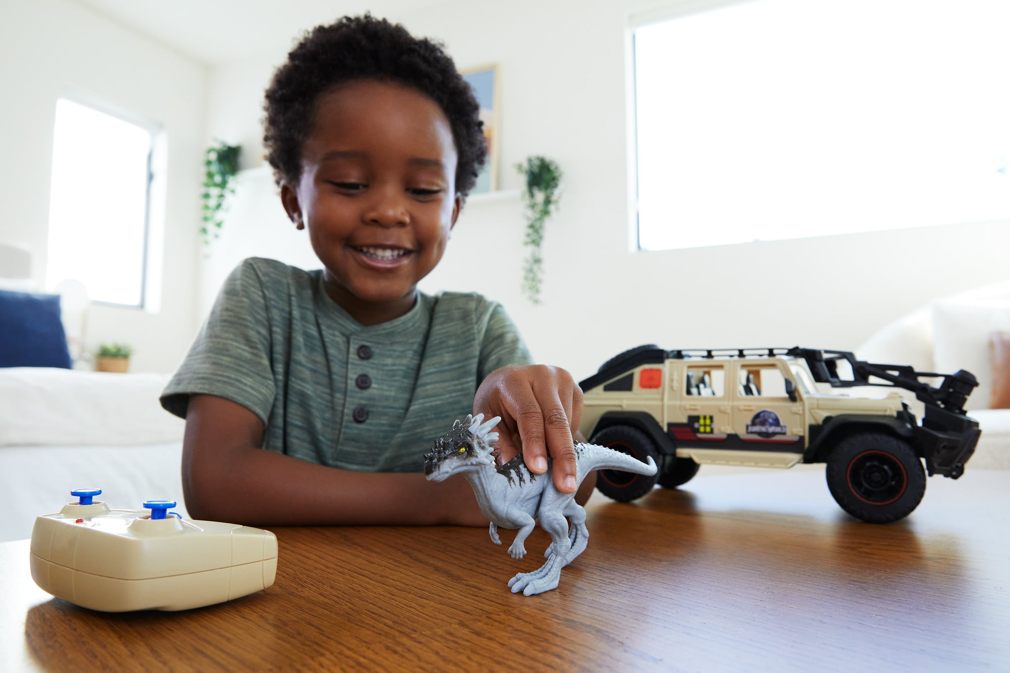 Matchbox RC Jurassic World Dominion Battery-Powered Jeep Gladiator with 6-in Dino Figure - Image 3