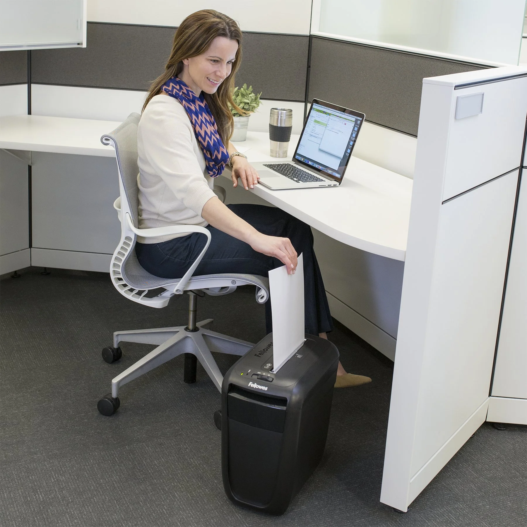 Fellowes Mfg Co. 4606001 Powershred 60cs Light-Duty Cross-Cut Shredder, 10 Sheet Capacity - Image 4