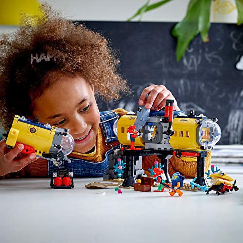 LEGO City Ocean Exploration Base Playset 60265, with Submarine, Underwater Drone, Diver, Sub Pilot, Scientist and 2 Diver Minifigures, Plus Stingray and Hammerhead Shark Figures (497 Pieces) - Image 5