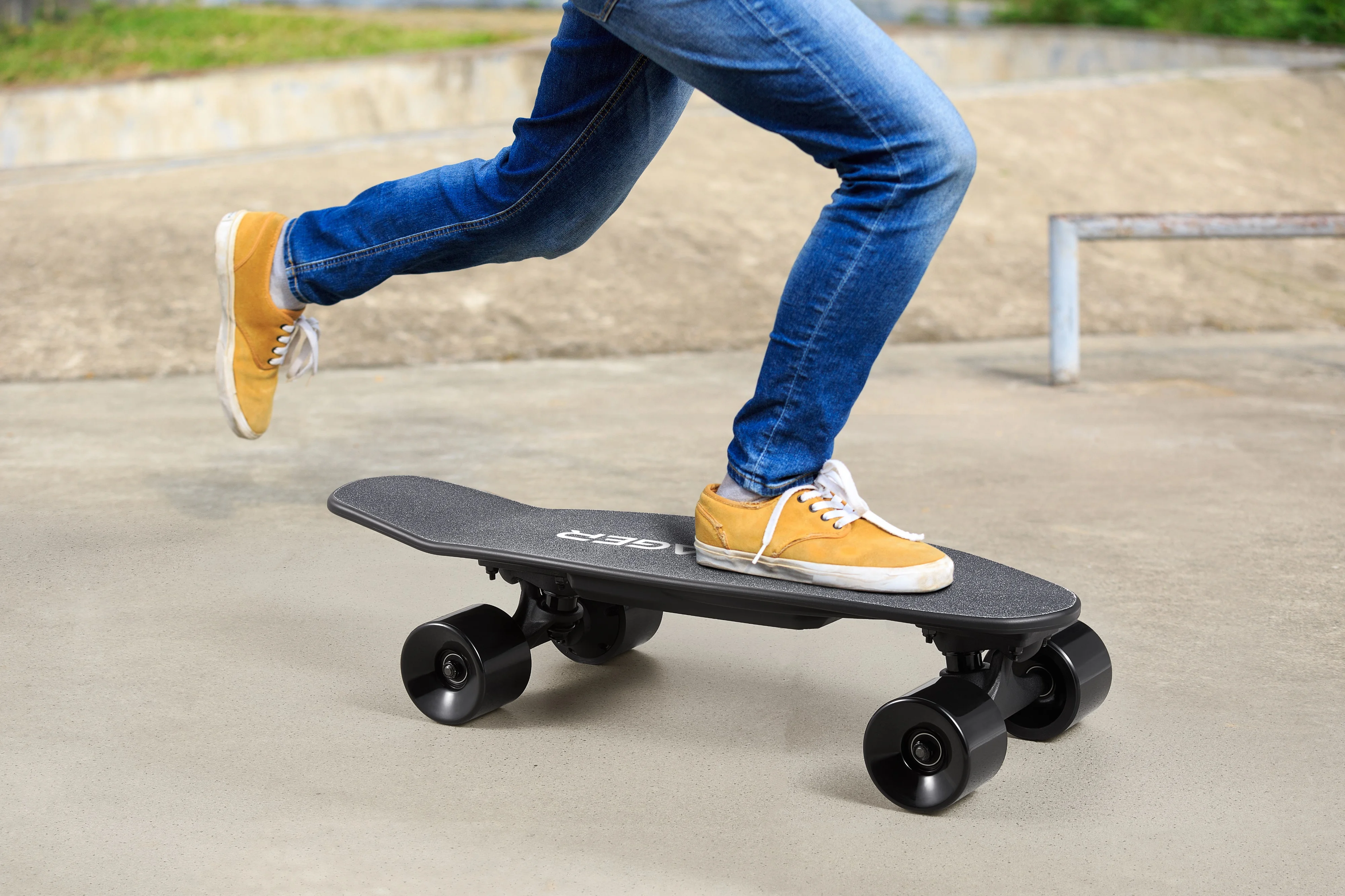 Voyager Tailspin Electric Skateboard for Beginners, Kids and Teenagers .Black,2816 oz - Image 11