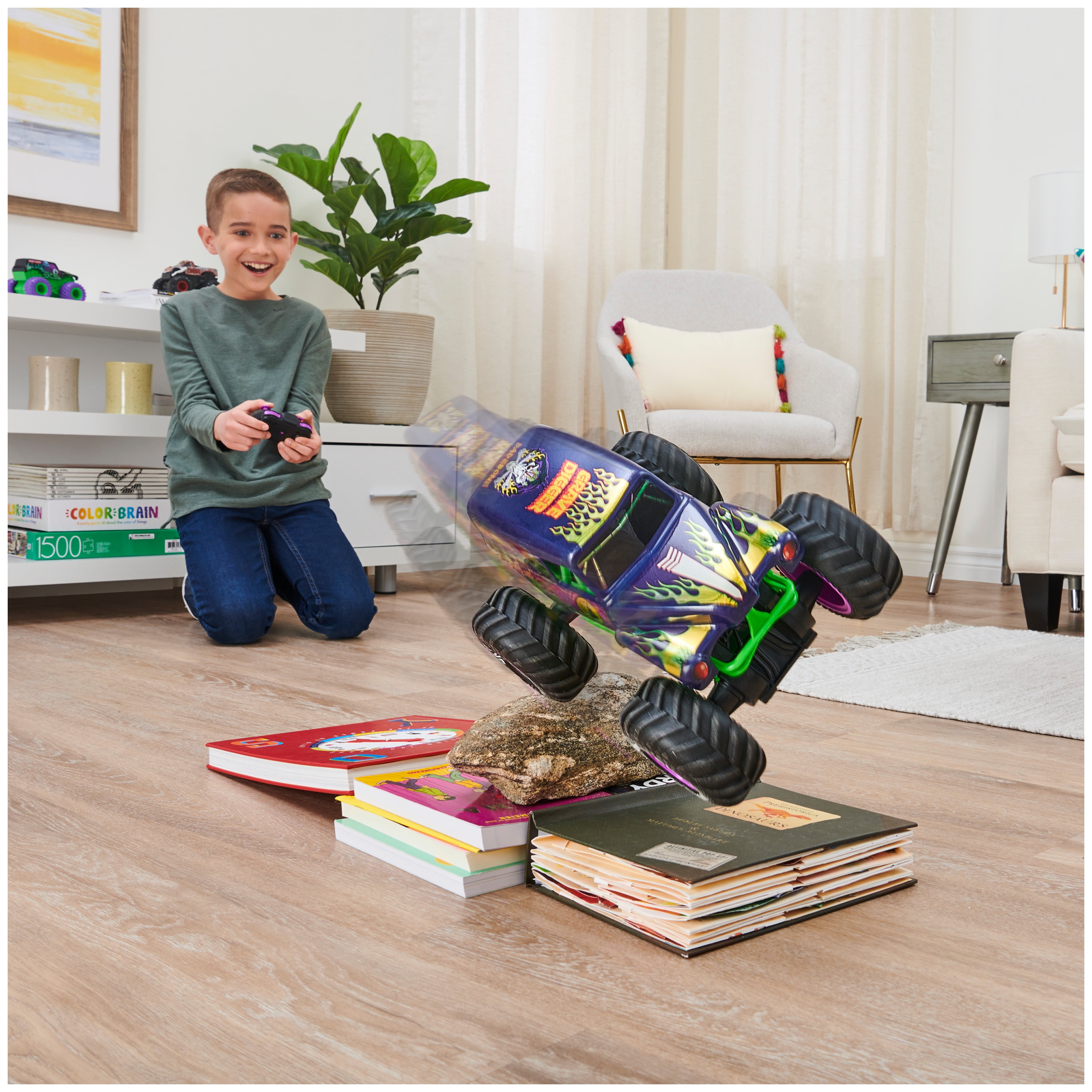 Monster Jam Grave Digger Freestyle Force RC Monster Truck, 1:15 Scale - Image 6