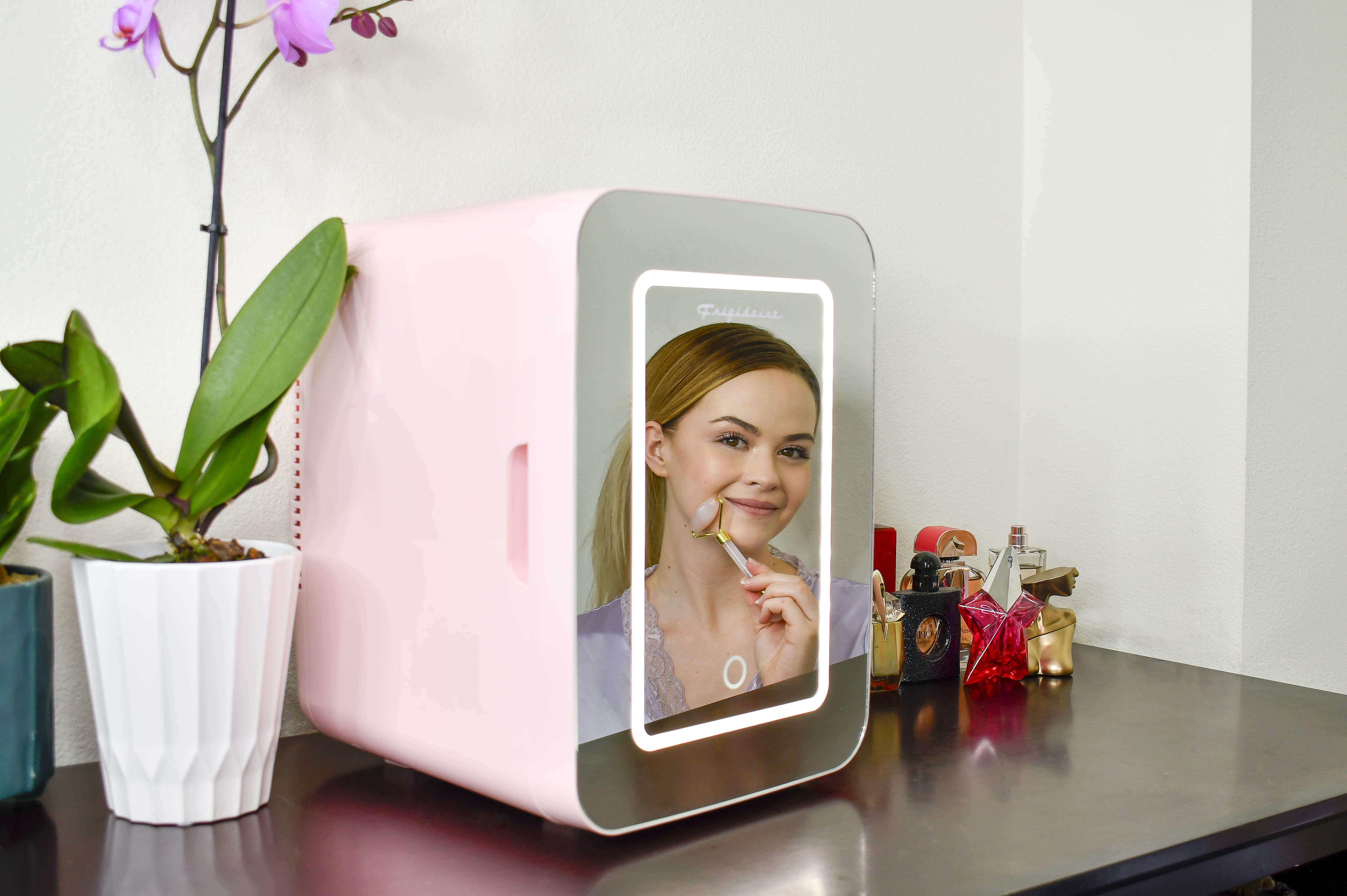 Frigidaire 6.5l, 9 Can Lighted Beauty Mirror Mini Personal Fridge Cooler, Pink, EFMIS170 - Image 4