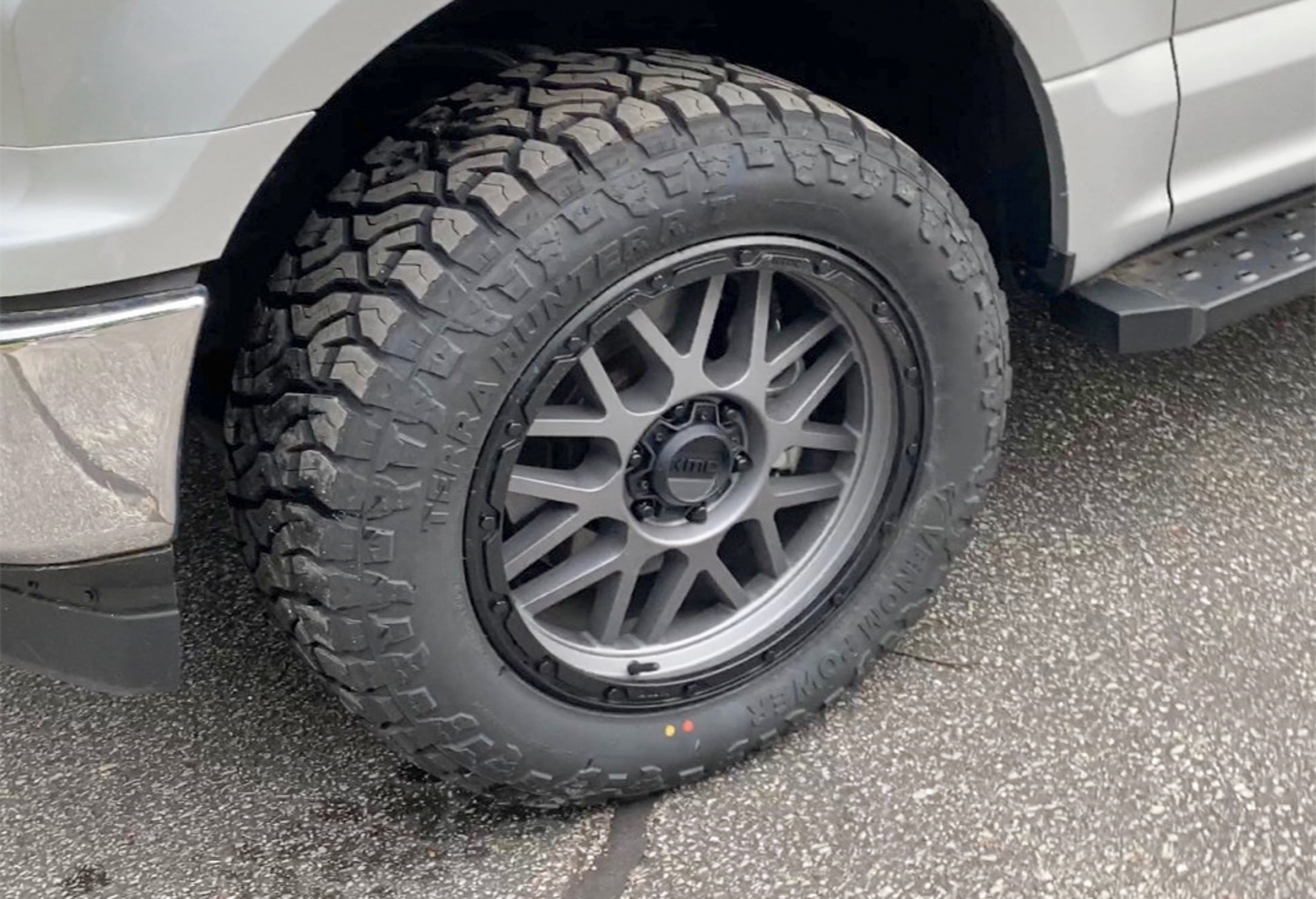 Venom Power Terra Hunter R/T 275/55R20 117T XL Rugged Terrain Tire - Image 5