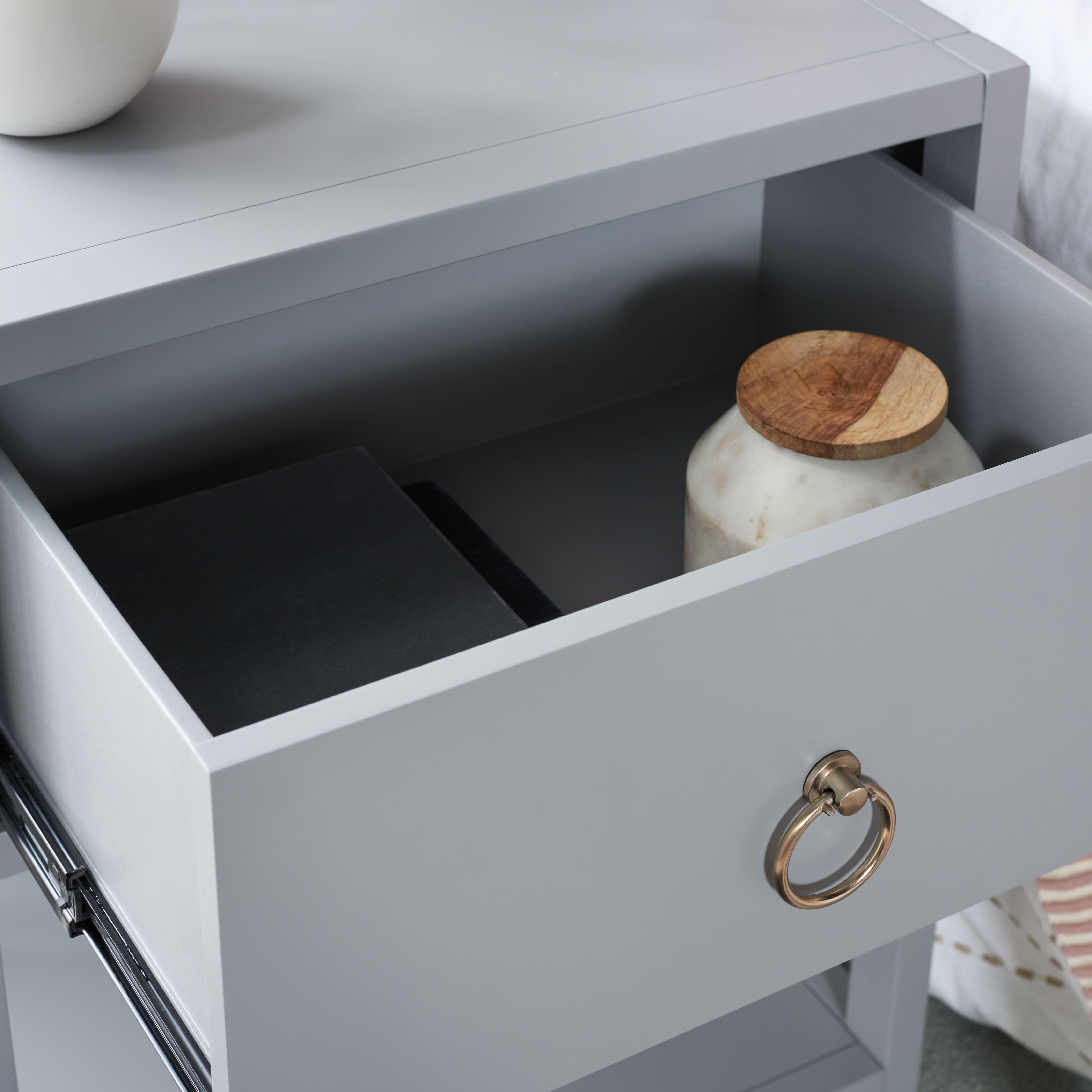 SAFAVIEH Yudi Solid 1 Drawer 1 Shelf Nightstand, Grey - Image 7