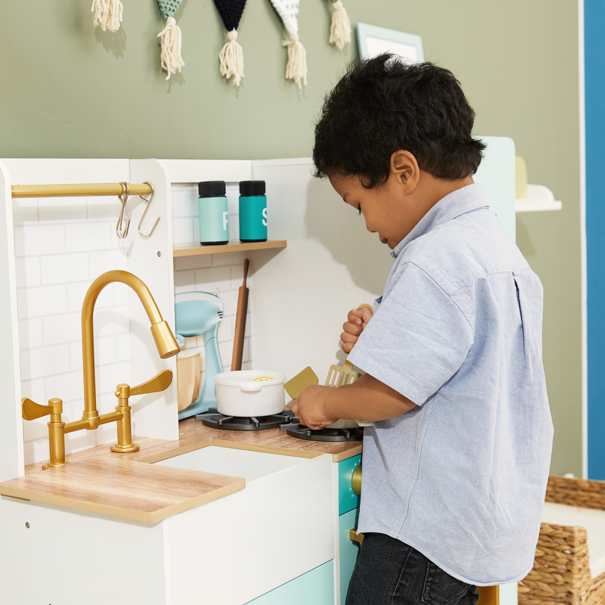 Teamson Kids Little Chef Biscay Delight Classic Play Kitchen, 13 Pcs Acc Set, Icemaker, Magnetic Dry-Erase Board,, Mint - Image 6