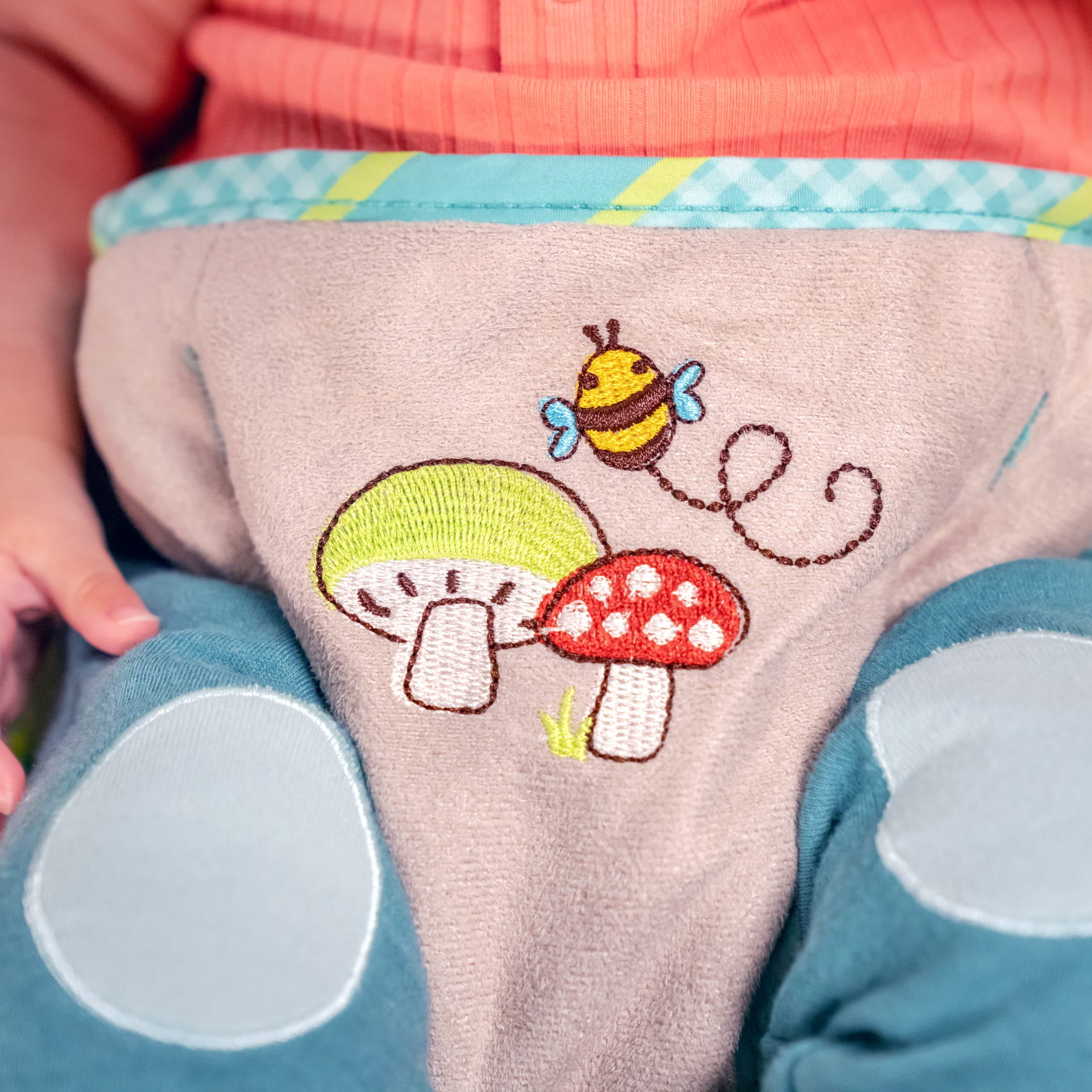 Bright Starts Disney Baby Winnie the Pooh Dots & Hunny Pots Vibrating Baby Bouncer - Image 6