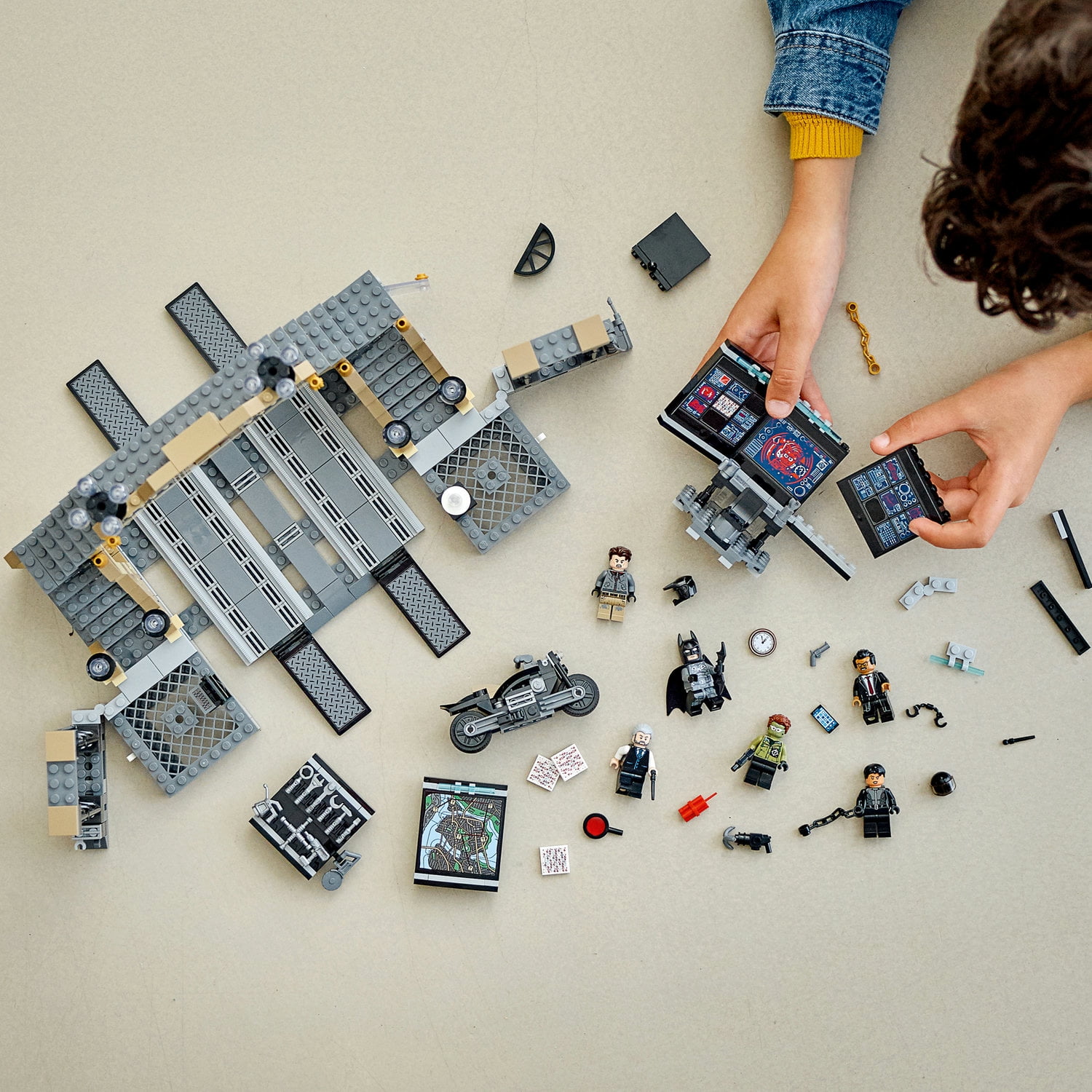 LEGO DC Batman Batcave: The Riddler Face-off 76183 Building Kit; Cool GOTHAM CITY Batcave Toy for Kids Aged 8+ (581 Pieces) - Image 7